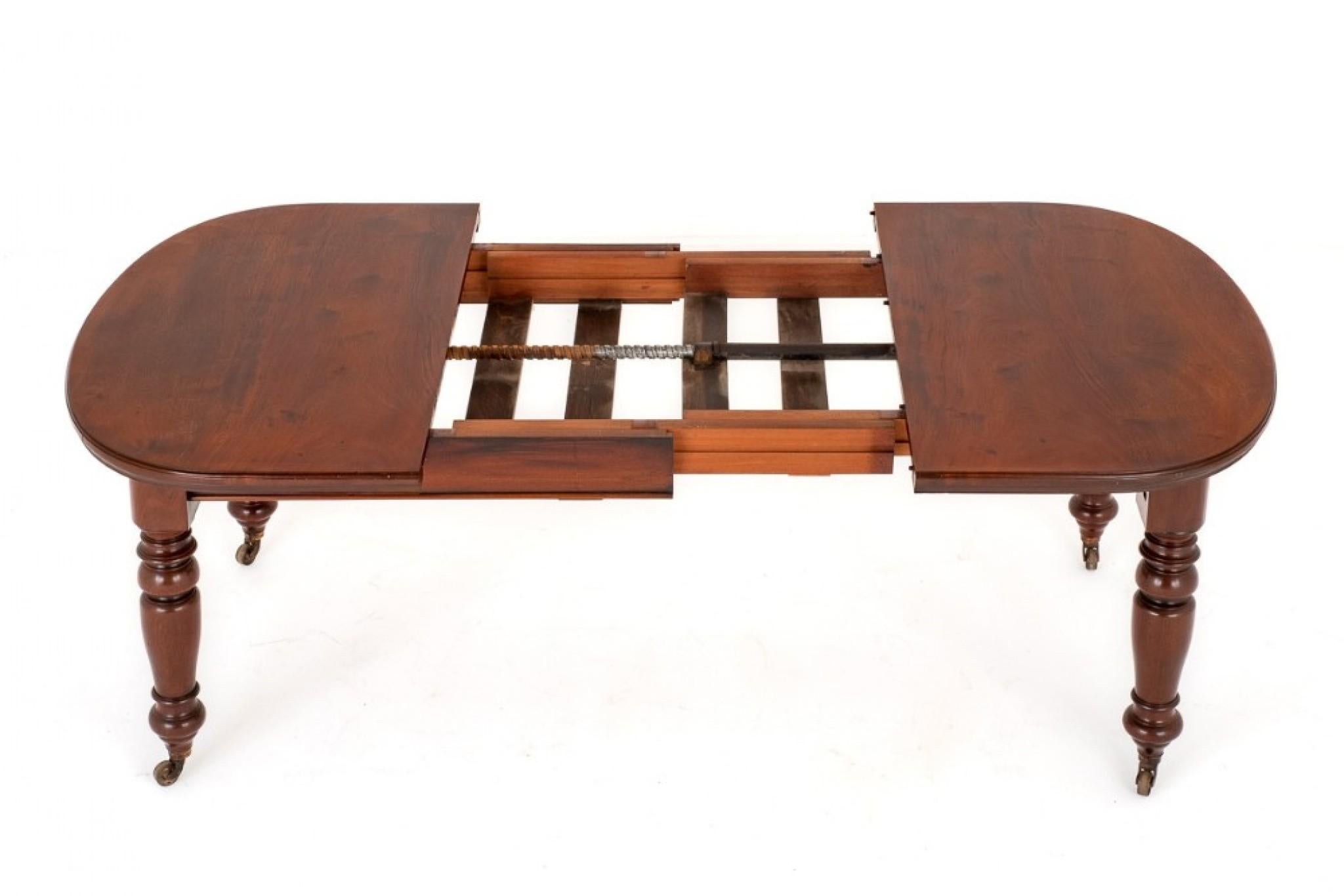 Victorian mahogany 2 leaf extending dining table.
This table is raised upon turned legs with brass castors.
The top of the table being of a bow end form.
circa 1880
The table extends by way of a wind out telescopic mechanism to accept 2