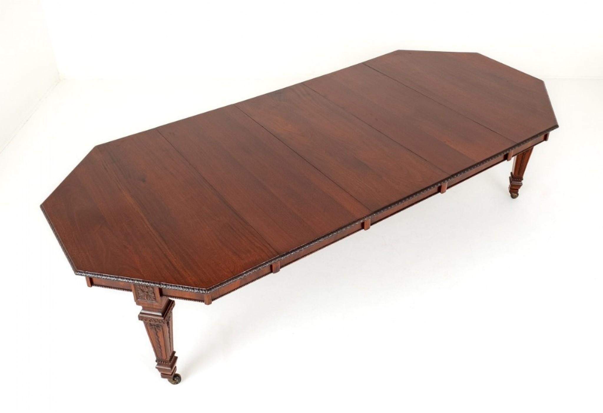 10 - 12 Sitzer viktorianischer achteckiger Mahagoni-Ausziehtisch.
Dieser Tisch ist von ungewöhnlicher Form und außergewöhnlicher Qualität. CIRCA 1850
Der Tisch steht auf konischen Beinen mit originalen Rollen aus Messing und Porzellan.
Die Beine