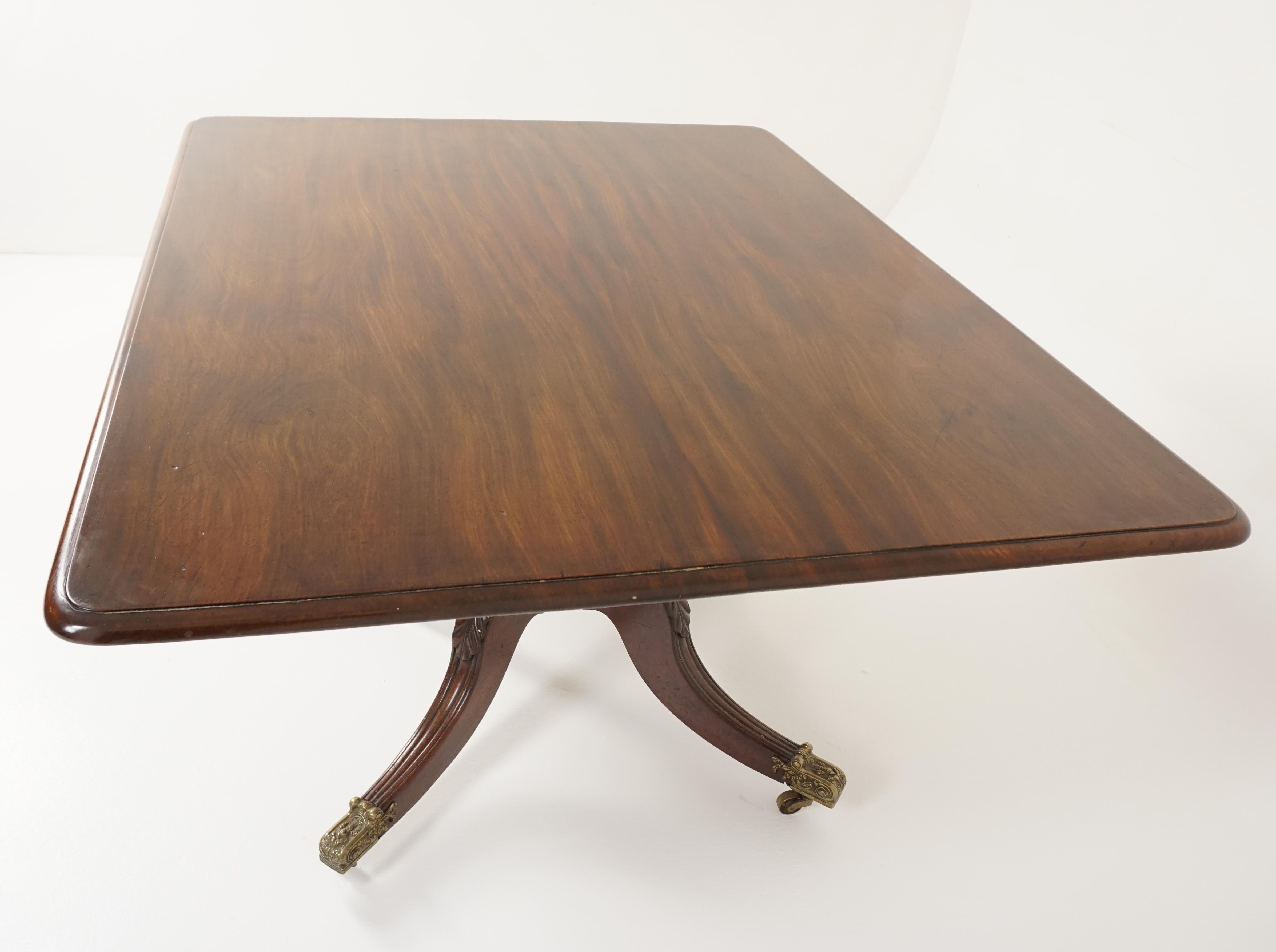 Victorian Dining Table, Walnut, Tilt Top, Breakfast Table, Scotland, 1840 In Good Condition For Sale In Vancouver, BC