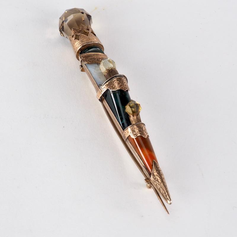 Victorian Dirk Brooch of Gold Set with Gemstones In Good Condition For Sale In London, GB