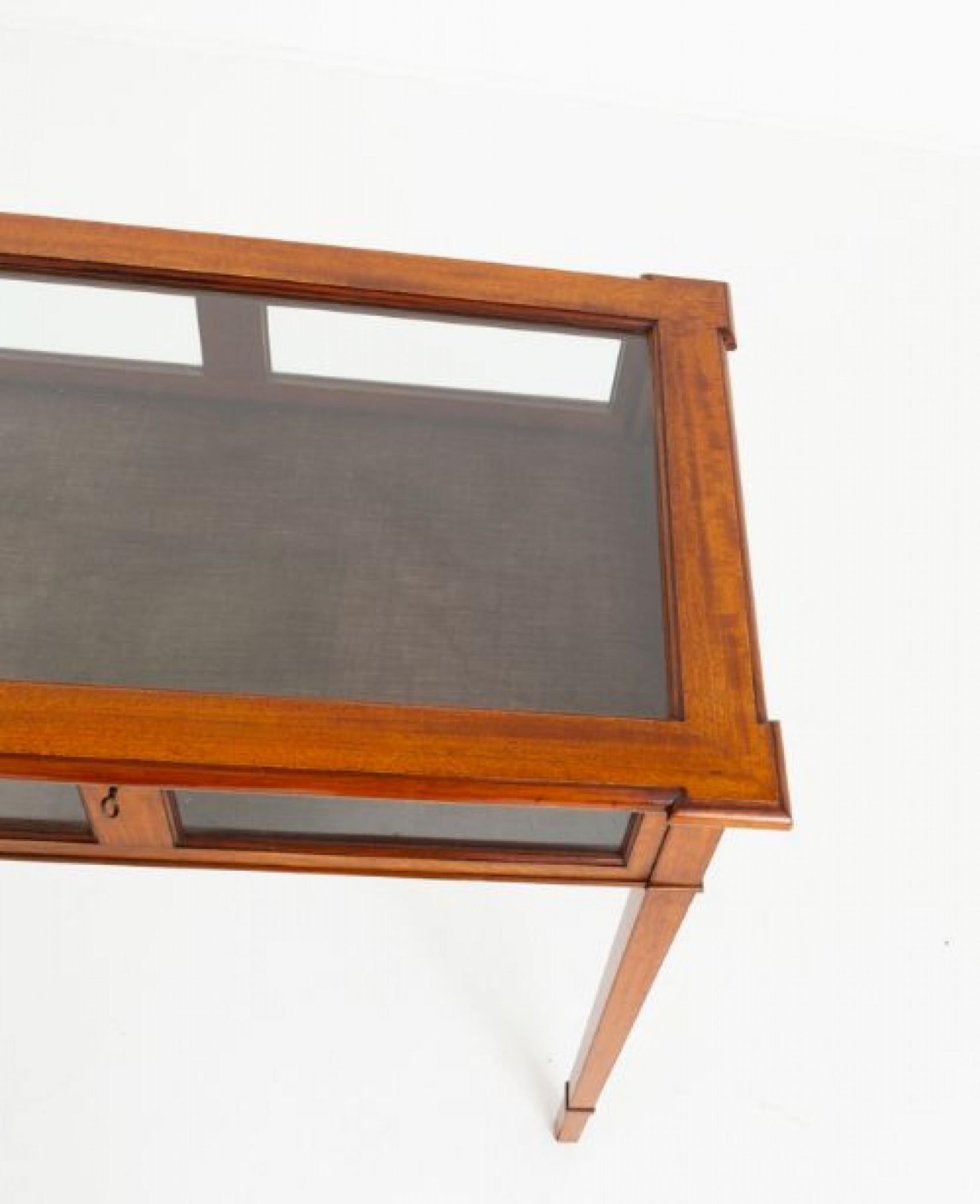 Elegant satinwood Victorian bijouterie table.
Great piece for a store to display jewellery or trinkets
Will ship to anywhere in the world - please get in touch for a quote
This elegant table is raised upon tapered legs and comes complete with