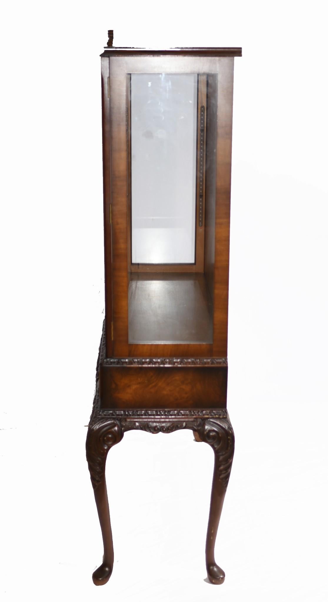 Magnifique vitrine de style victorien en noyer
Nous l'avons daté d'environ 1920 et la patine du noyer est exquise.
Deux tiroirs pour un grand espace de rangement
Visites sur rendez-vous
Offert en grande forme, prêt à être utilisé immédiatement à la