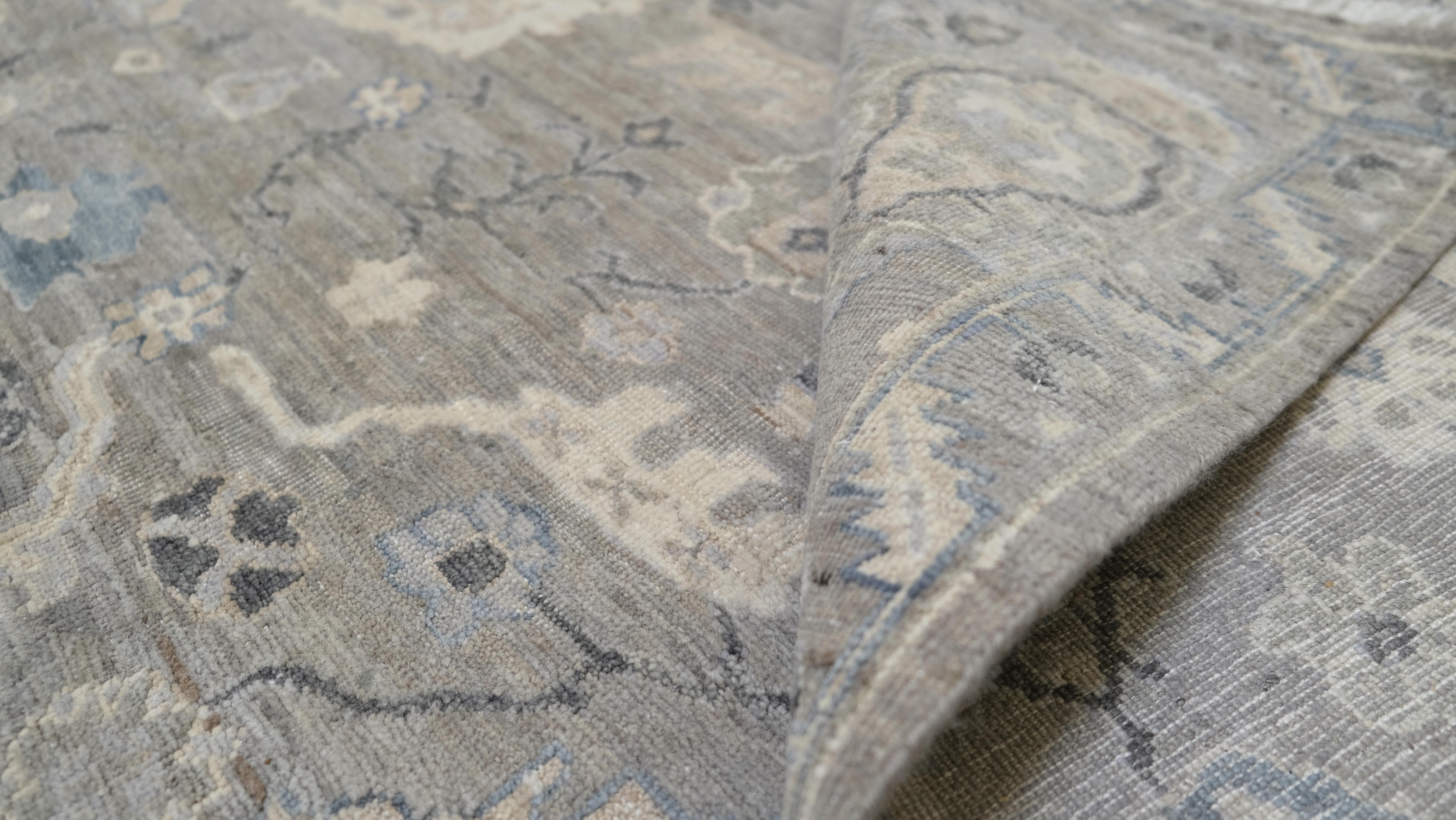 Rehaussez votre intérieur avec ce tapis exquis en laine nouée à la main, qui présente un design traditionnel inspiré du Mahal. Cette pièce est ornée de motifs floraux et géométriques complexes rendus dans des tons neutres et doux de gris, de crème