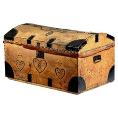 Baule vittoriano in pelle a cupola con borchie in ottone, di Arthur Wannop