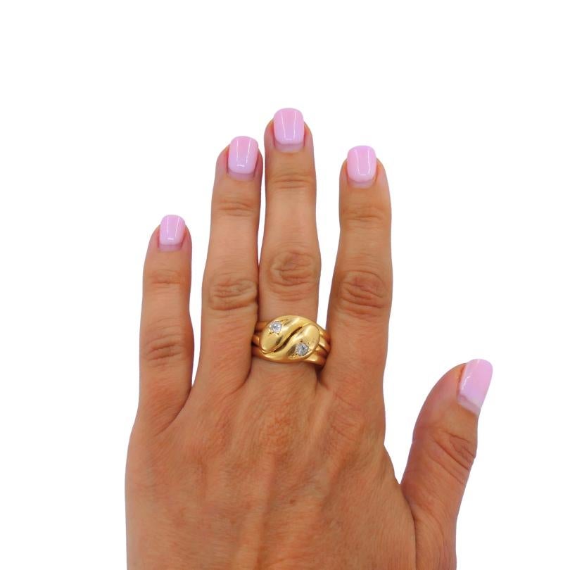 Anillo de serpiente de dos cabezas, de oro de 18 quilates, con diamantes.u2028Este anillo antiguo de serpiente tiene una presencia atrevida y escultural, con una forma suave y redondeada. El diseño presenta una serpiente enroscada con un dibujo