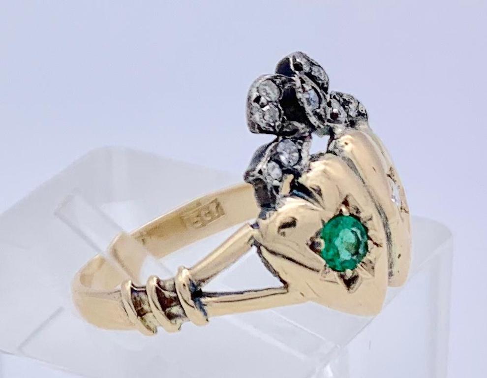 Antiker viktorianischer Love Token Doppelherz 15 Karat Diamant Smaragd Schleife Goldring (Viktorianisch) im Angebot