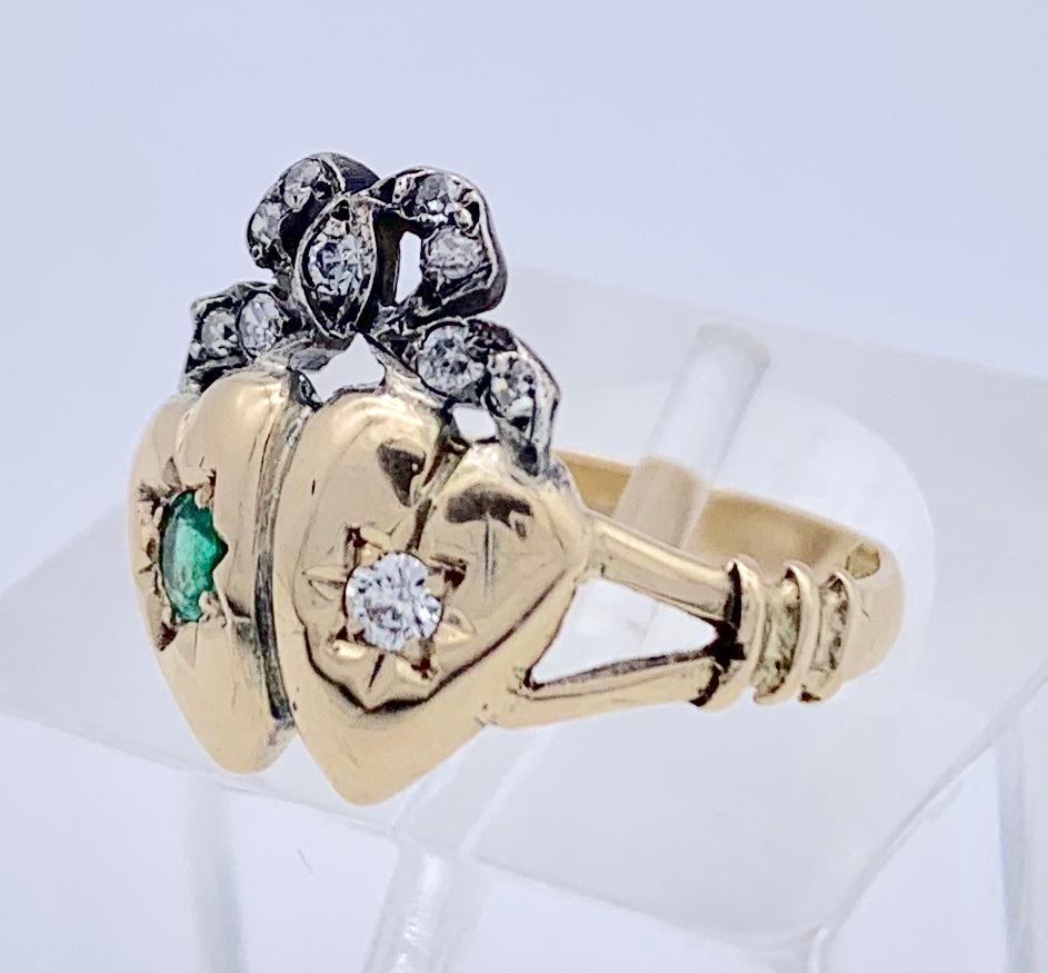Antiker viktorianischer Love Token Doppelherz 15 Karat Diamant Smaragd Schleife Goldring (Alteuropäischer Schliff) im Angebot