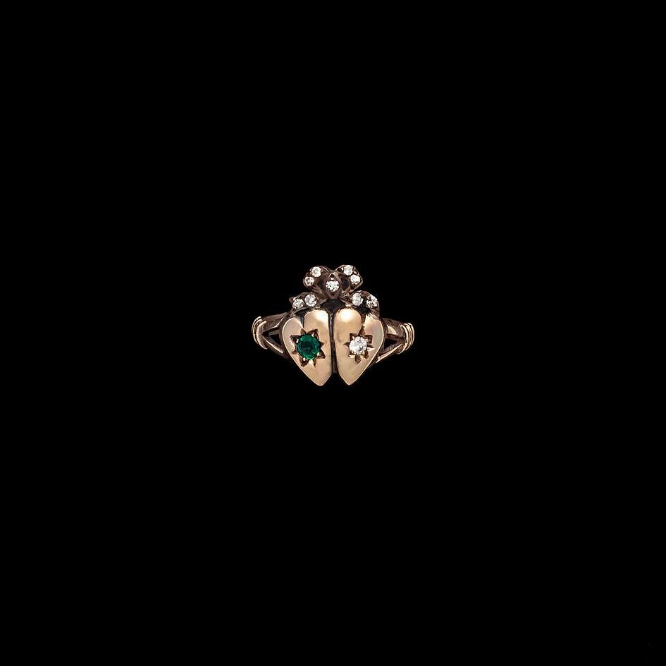 Antiker viktorianischer Love Token Doppelherz 15 Karat Diamant Smaragd Schleife Goldring Damen im Angebot