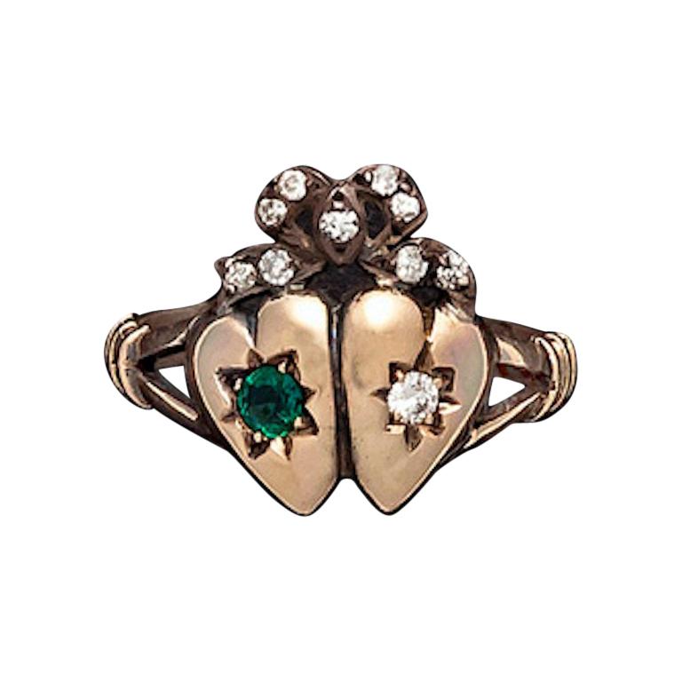 Antiker viktorianischer Love Token Doppelherz 15 Karat Diamant Smaragd Schleife Goldring im Angebot