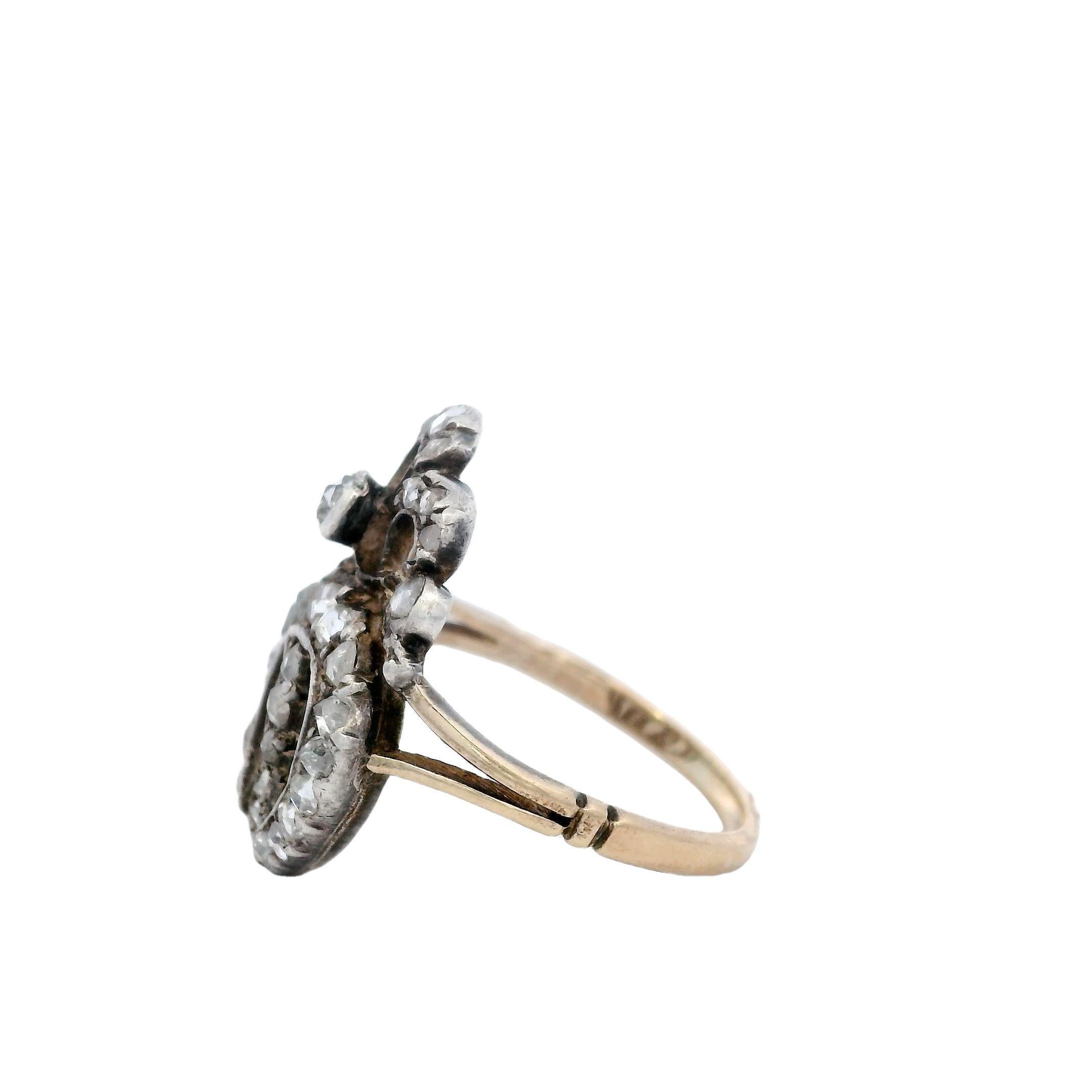 Bague diadème en fer à cheval de style victorien Diamants taillés en rose Or 18 carats

La bague diadème victorienne à double fer à cheval, fabriquée dans les années 1860, est un remarquable témoignage de l'art de l'époque. Son design, un mélange