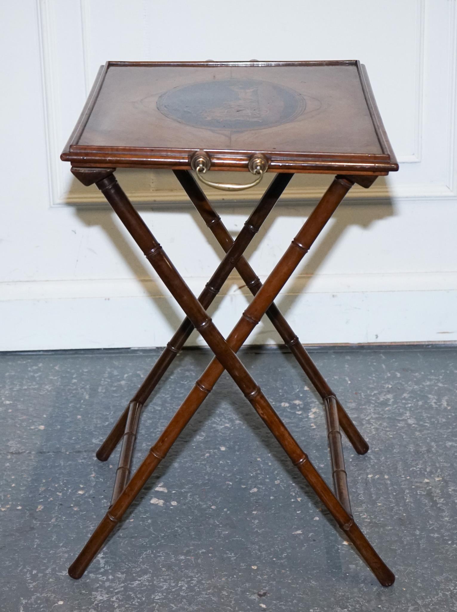 BANDEJA DE SERVIR VICTORIANA DOBLE CON SOPORTE DE BAMBÚ MANIJAS DE LATÓN TAPA DE MARQUETERÍA en venta 3