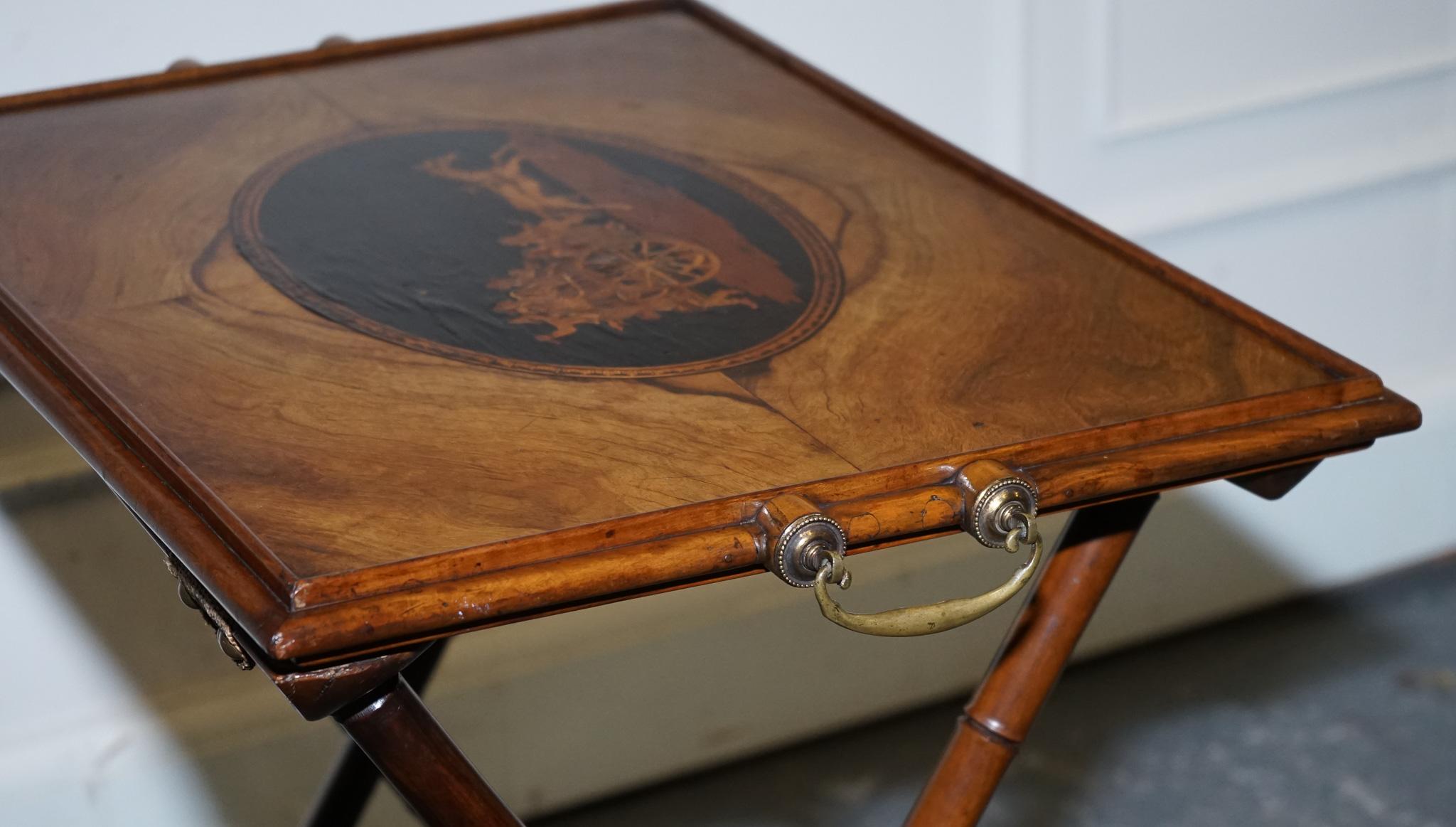 BANDEJA DE SERVIR VICTORIANA DOBLE CON SOPORTE DE BAMBÚ MANIJAS DE LATÓN TAPA DE MARQUETERÍA en venta 4