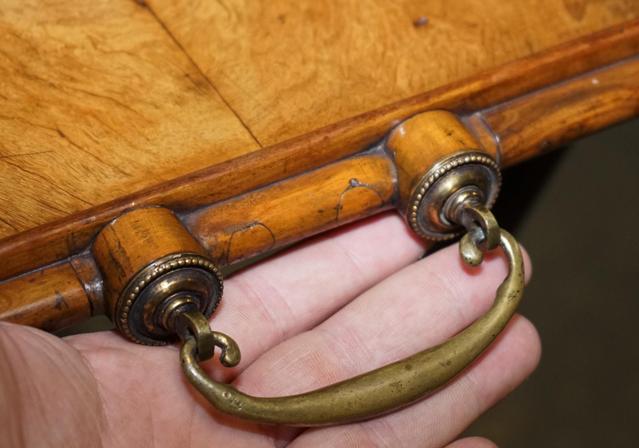 BANDEJA DE SERVIR VICTORIANA DOBLE CON SOPORTE DE BAMBÚ MANIJAS DE LATÓN TAPA DE MARQUETERÍA en venta 5