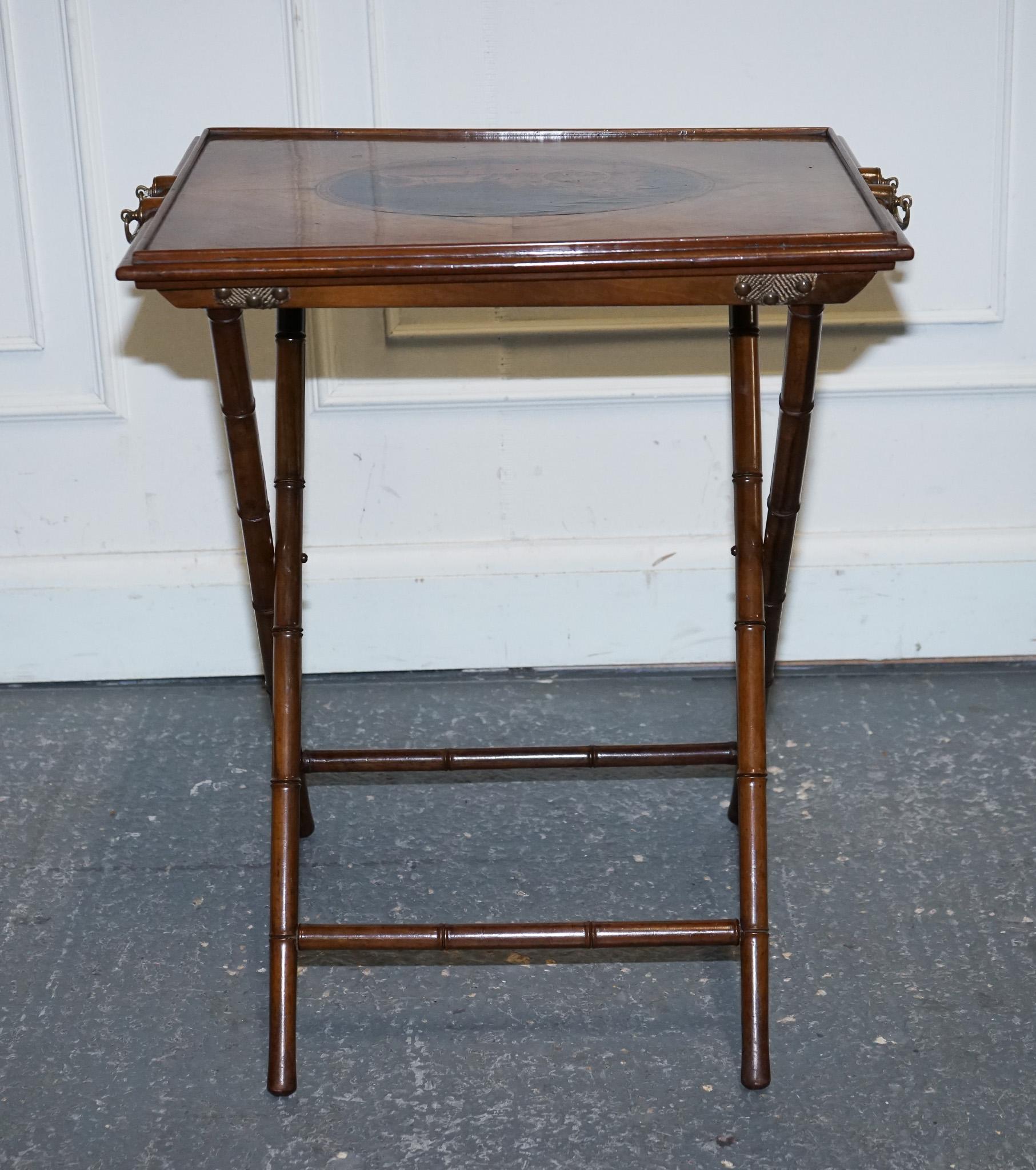 BANDEJA DE SERVIR VICTORIANA DOBLE CON SOPORTE DE BAMBÚ MANIJAS DE LATÓN TAPA DE MARQUETERÍA en venta 6