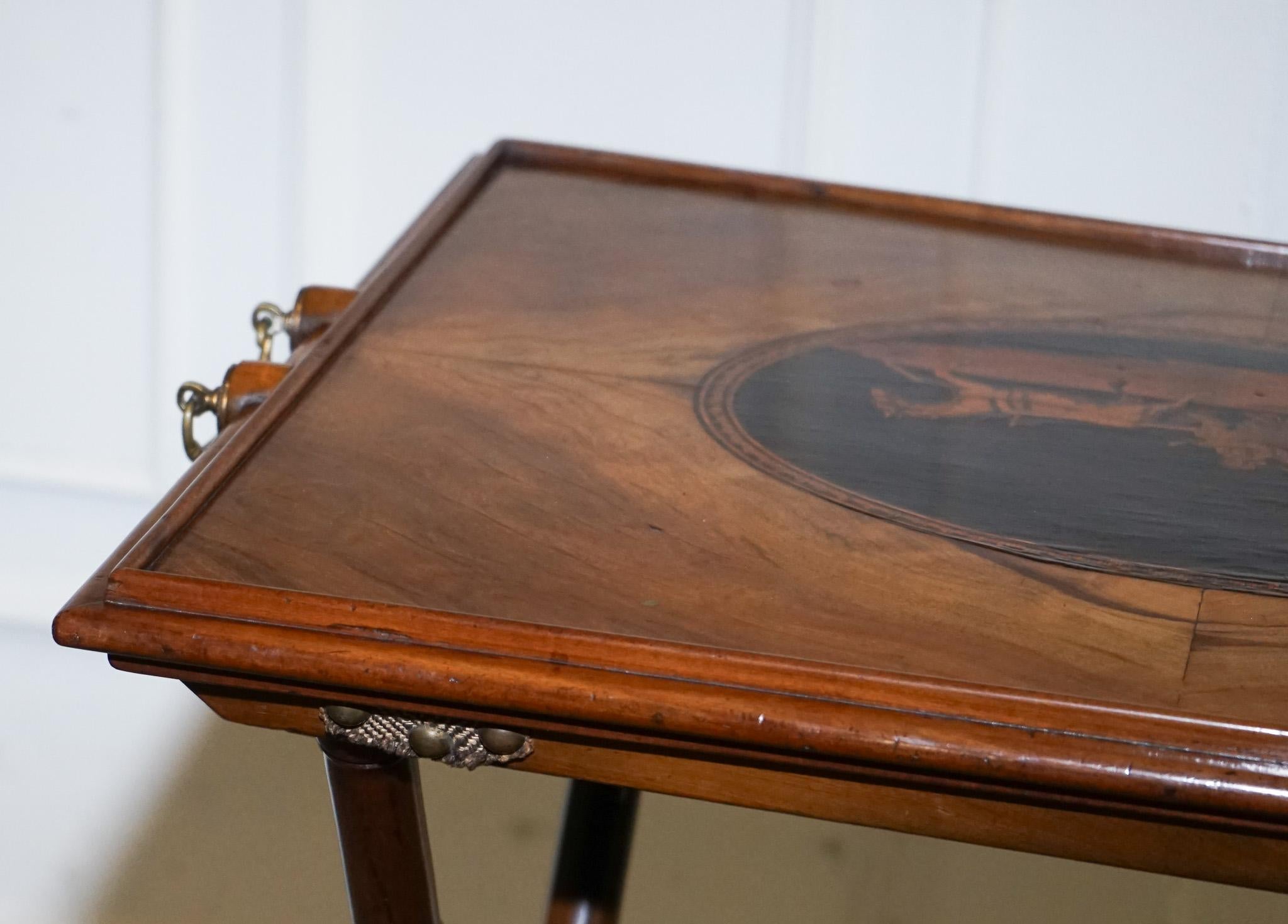 BANDEJA DE SERVIR VICTORIANA DOBLE CON SOPORTE DE BAMBÚ MANIJAS DE LATÓN TAPA DE MARQUETERÍA en venta 7