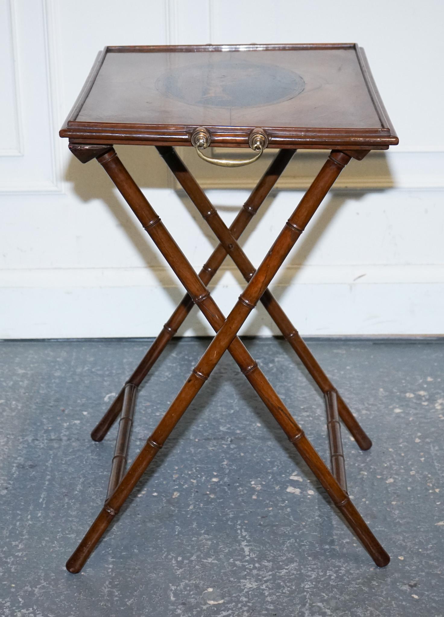 BANDEJA DE SERVIR VICTORIANA DOBLE CON SOPORTE DE BAMBÚ MANIJAS DE LATÓN TAPA DE MARQUETERÍA en venta 8