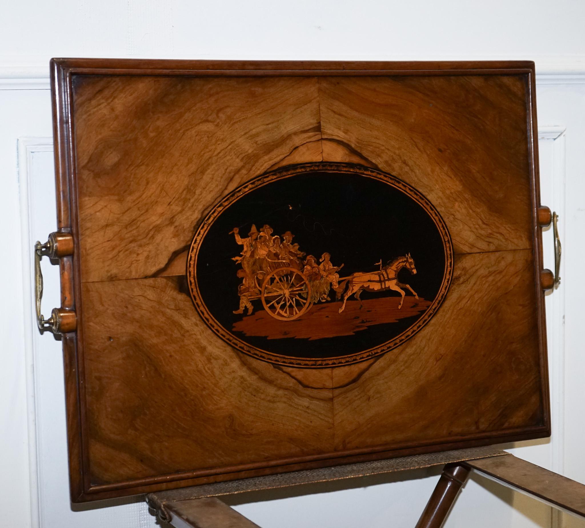 BANDEJA DE SERVIR VICTORIANA DOBLE CON SOPORTE DE BAMBÚ MANIJAS DE LATÓN TAPA DE MARQUETERÍA en venta 9