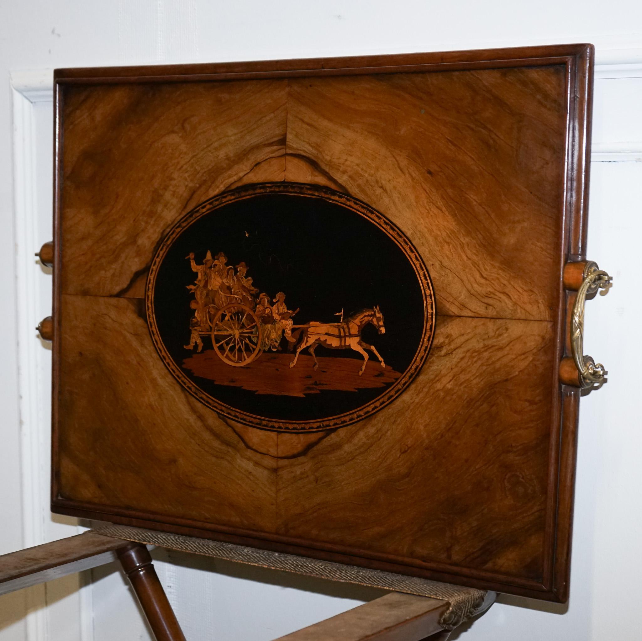 BANDEJA DE SERVIR VICTORIANA DOBLE CON SOPORTE DE BAMBÚ MANIJAS DE LATÓN TAPA DE MARQUETERÍA en venta 10