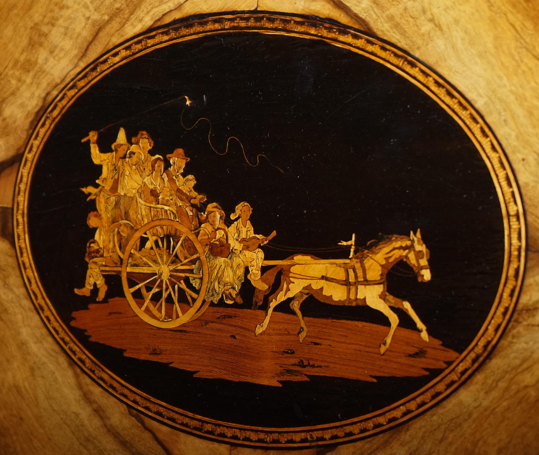 BANDEJA DE SERVIR VICTORIANA DOBLE CON SOPORTE DE BAMBÚ MANIJAS DE LATÓN TAPA DE MARQUETERÍA en venta 11