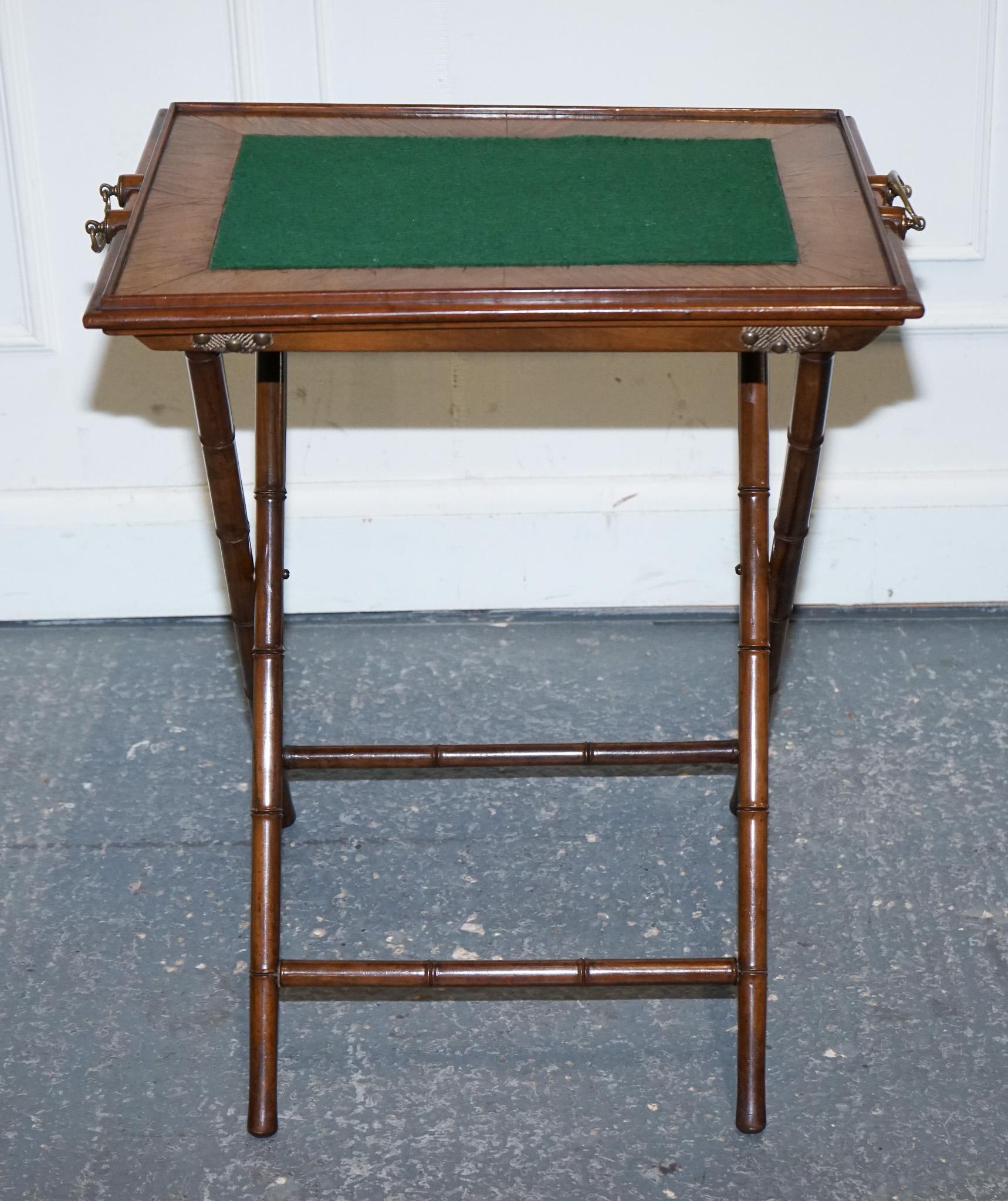 BANDEJA DE SERVIR VICTORIANA DOBLE CON SOPORTE DE BAMBÚ MANIJAS DE LATÓN TAPA DE MARQUETERÍA en venta 13