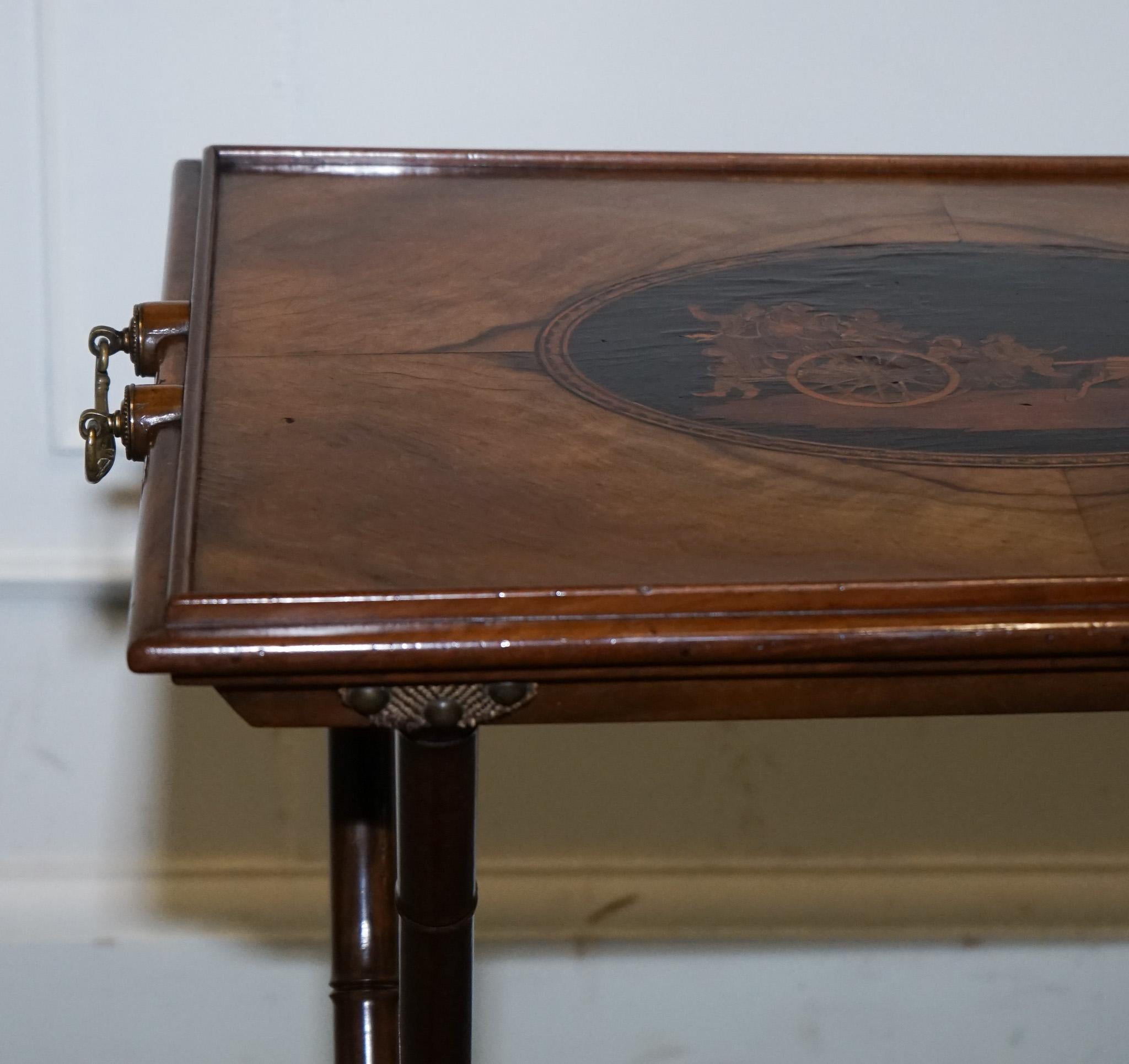 BANDEJA DE SERVIR VICTORIANA DOBLE CON SOPORTE DE BAMBÚ MANIJAS DE LATÓN TAPA DE MARQUETERÍA Hecho a mano en venta