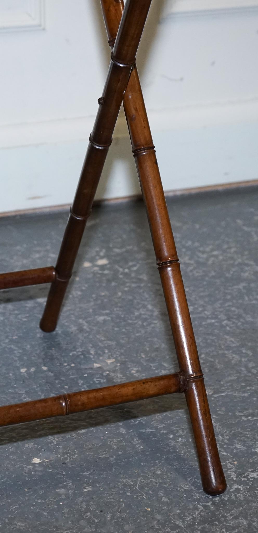 BANDEJA DE SERVIR VICTORIANA DOBLE CON SOPORTE DE BAMBÚ MANIJAS DE LATÓN TAPA DE MARQUETERÍA en venta 1