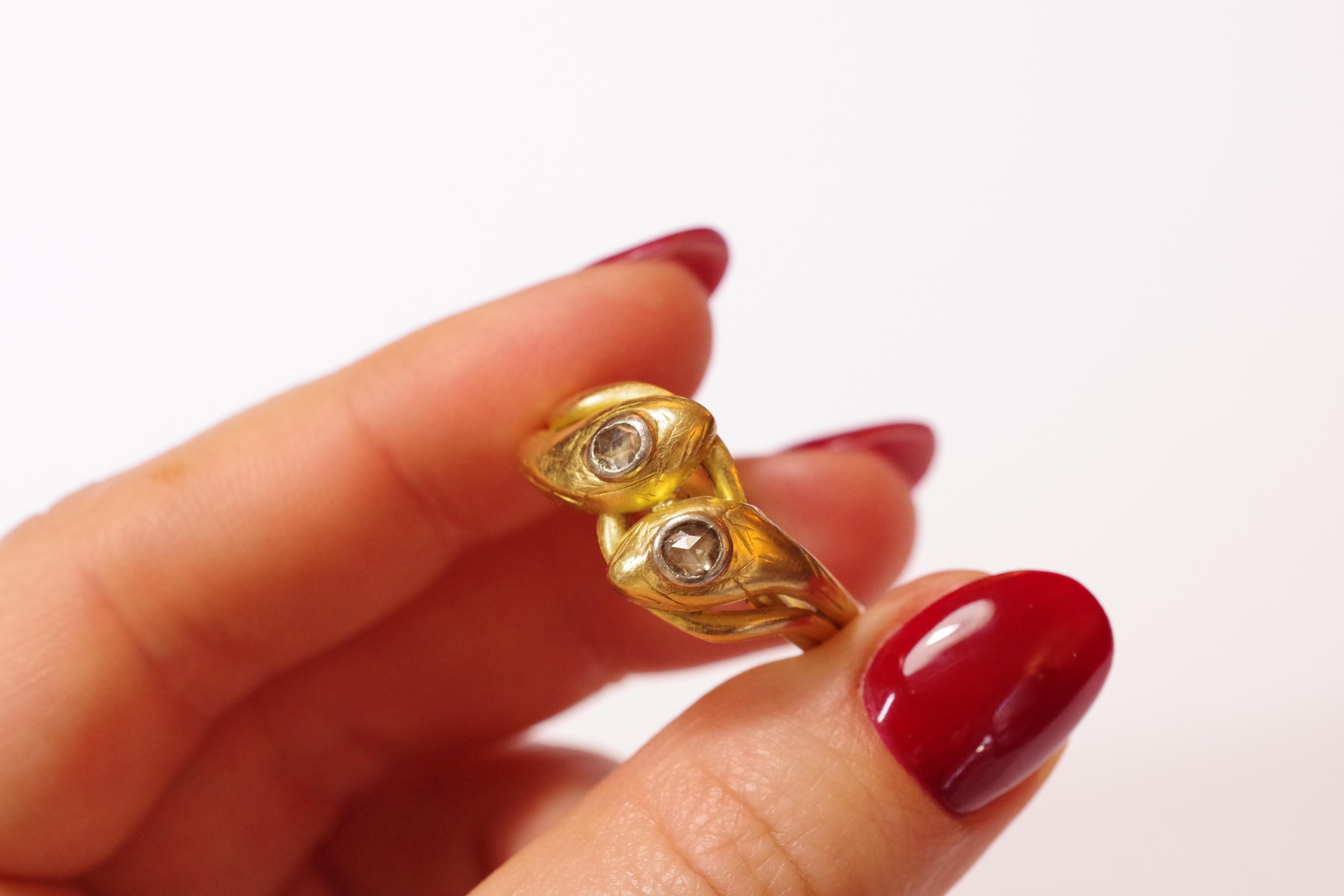 Women's or Men's Victorian double snake ring in yellow gold 18 karats For Sale