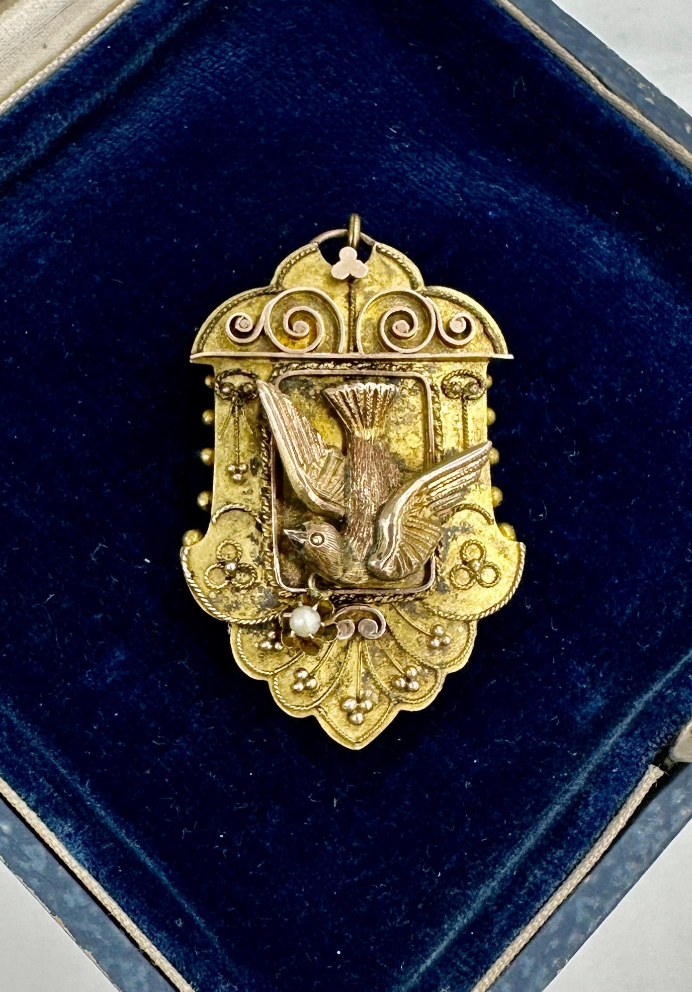 Viktorianische Halskette mit Anhänger, Taube Vogel Medaillon, Etruskische Revival Perle Gold im Zustand „Hervorragend“ im Angebot in New York, NY