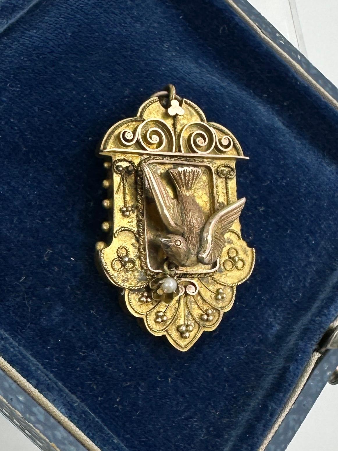 Viktorianische Halskette mit Anhänger, Taube Vogel Medaillon, Etruskische Revival Perle Gold im Angebot 2