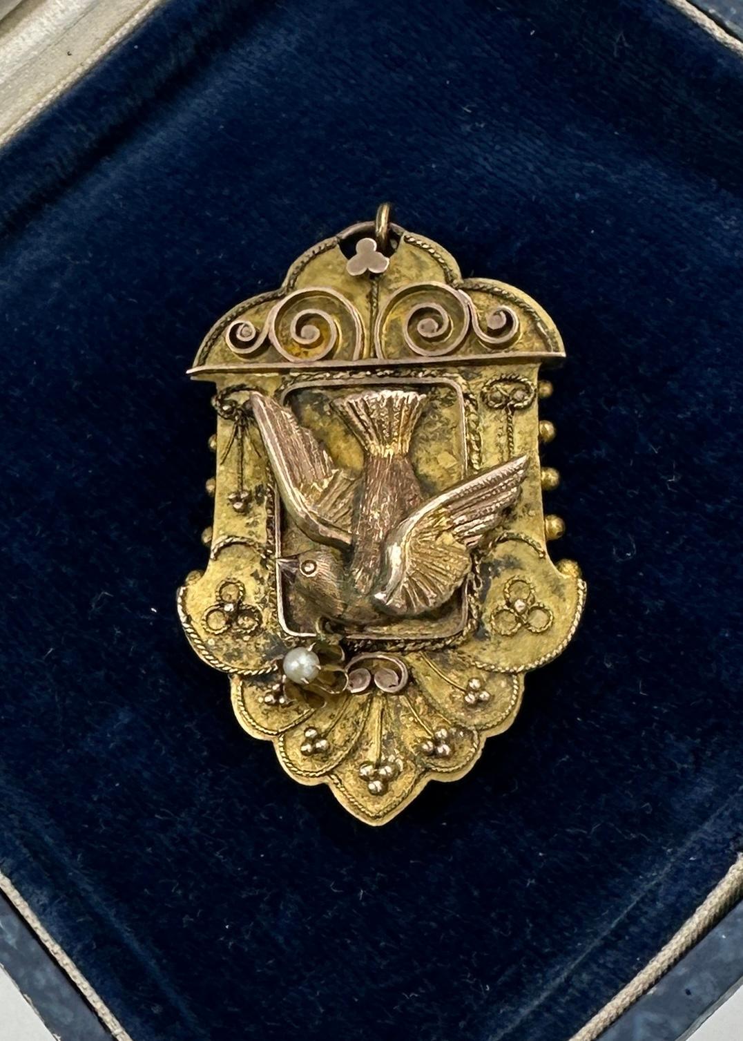 Viktorianische Halskette mit Anhänger, Taube Vogel Medaillon, Etruskische Revival Perle Gold im Angebot 3