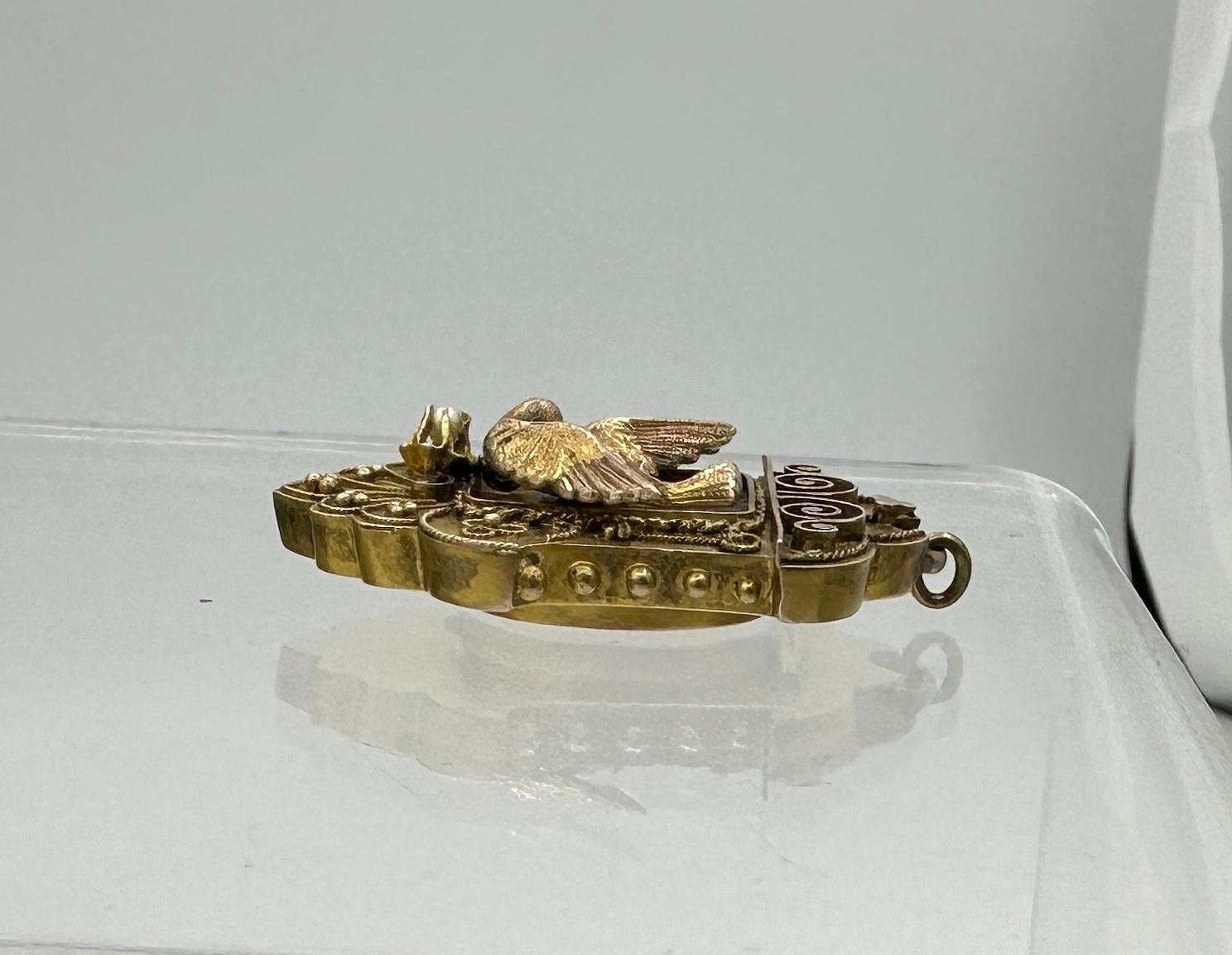 Viktorianische Halskette mit Anhänger, Taube Vogel Medaillon, Etruskische Revival Perle Gold im Angebot 5