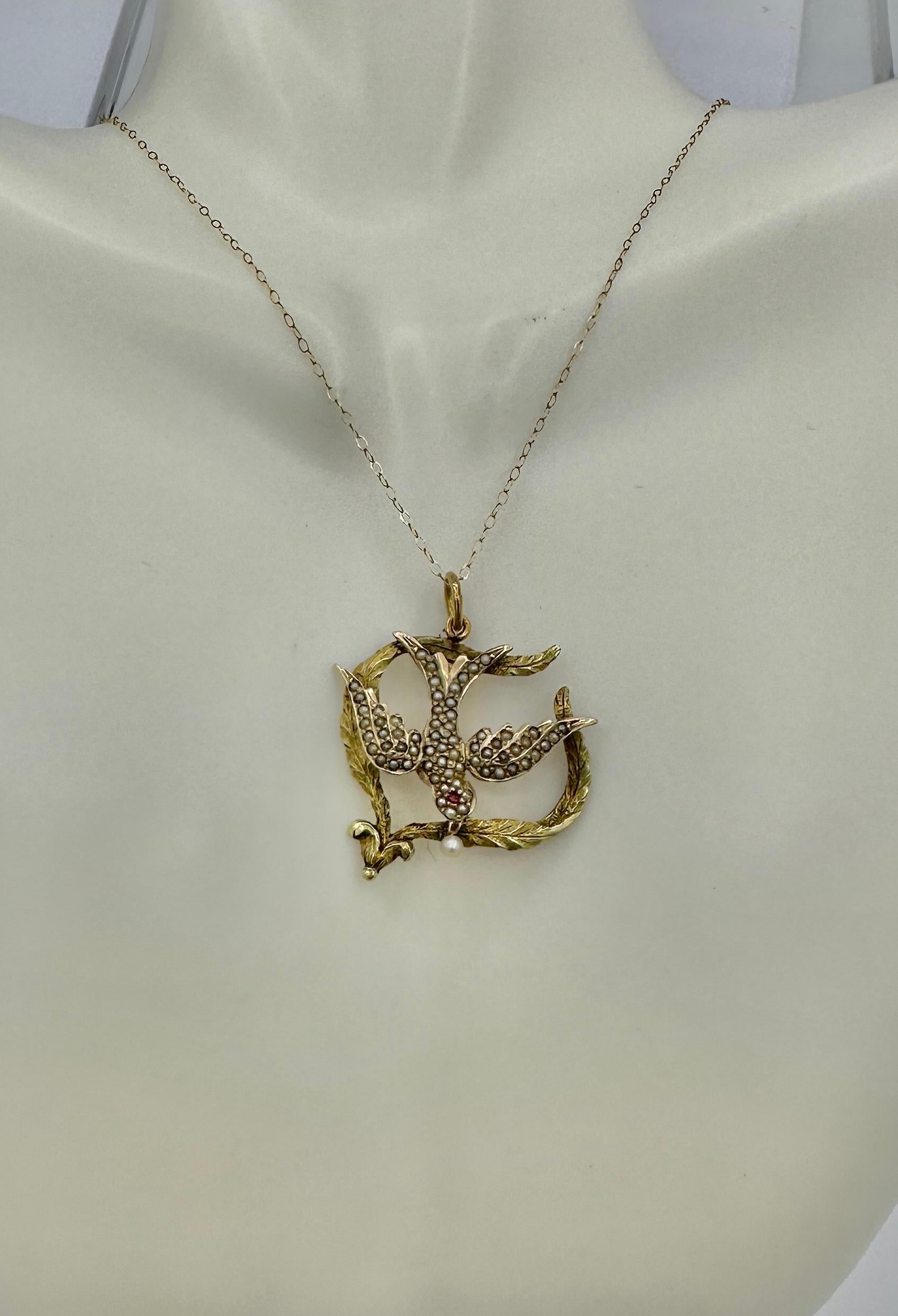 Viktorianische Halskette mit Friedens-Anhänger, Taubenvogel, Swallow Rubin Perle im Zustand „Hervorragend“ im Angebot in New York, NY