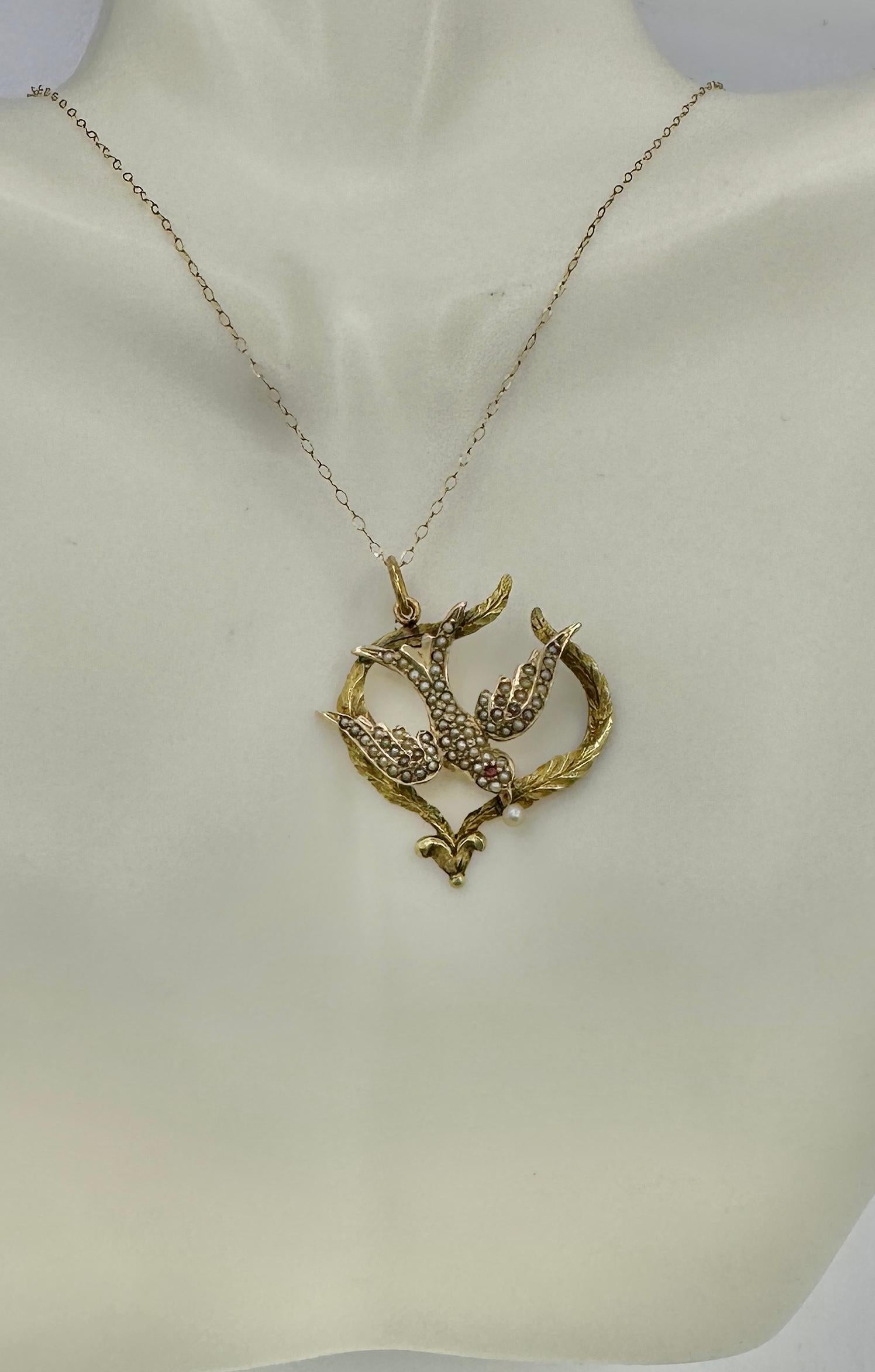 Viktorianische Halskette mit Friedens-Anhänger, Taubenvogel, Swallow Rubin Perle im Angebot 1