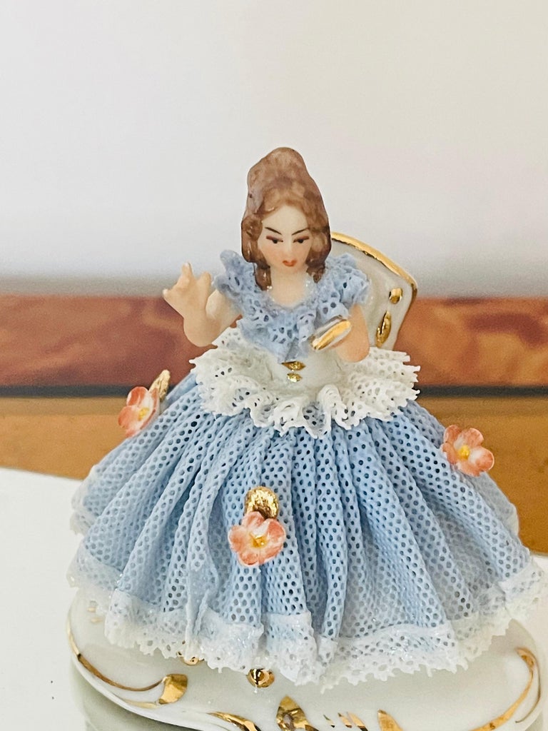 3 Figuren aus viktorianischem Porzellan im Dresden- und Capodimonte-Stil mit Spitzenverzierung im Angebot bei 1stDibs Deutschland