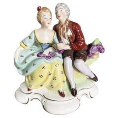 Figurine d'un couple d'amoureux victorien de Dresde en porcelaine peinte à la main - Allemagne