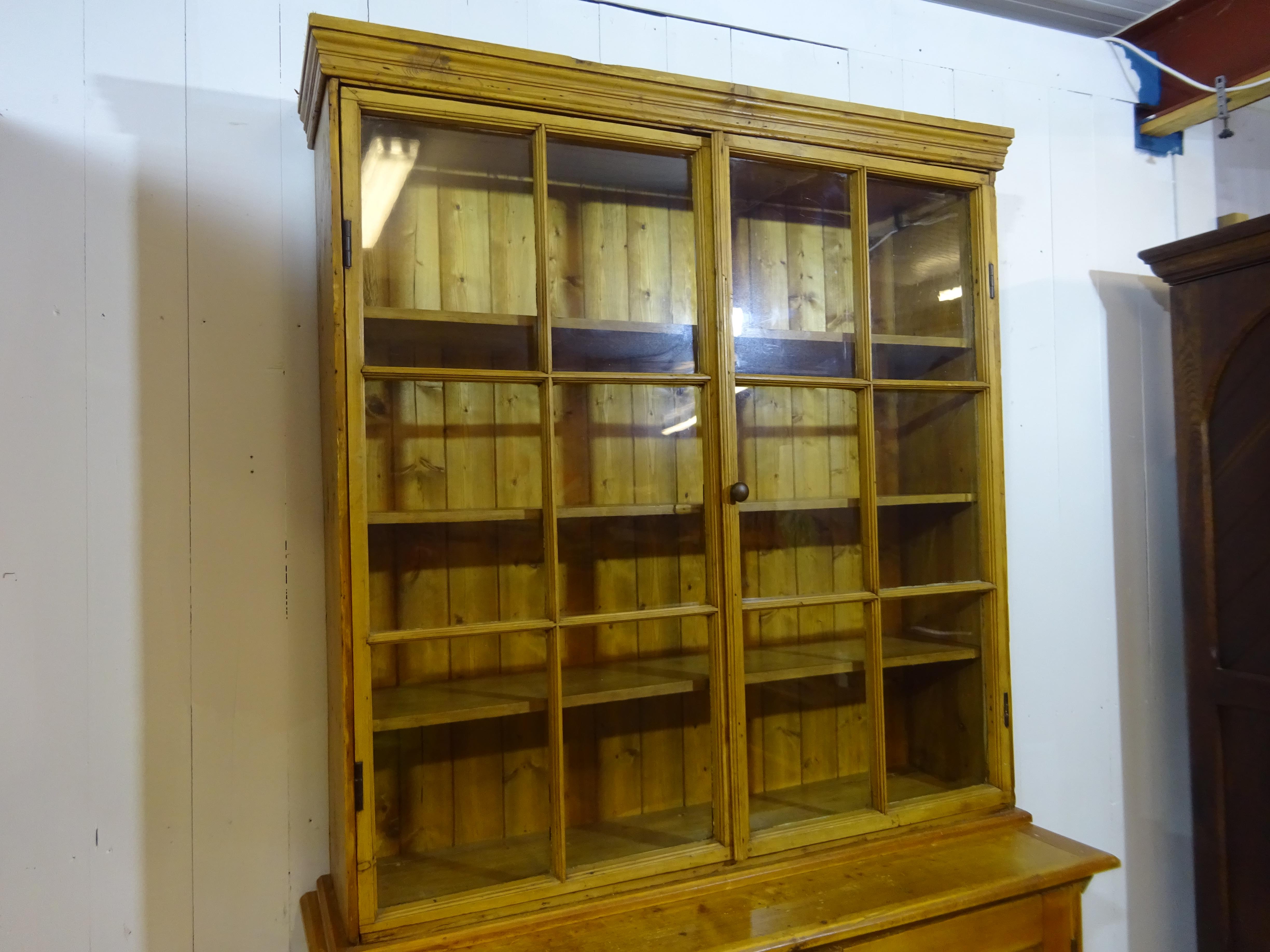 Victorian dresser and Display Cabinet in Pine  In Good Condition In Tarleton, GB