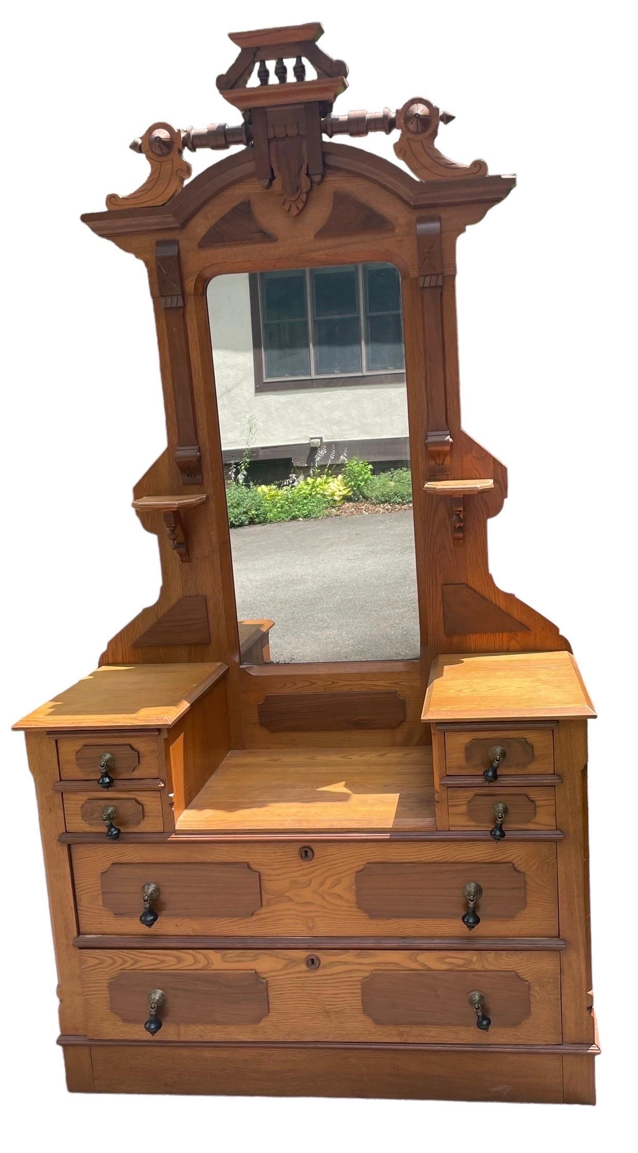 Commode Victorienne ou Stand de Hall Meubles de Rangement Anciens Sculptés à la Main Americana Bon état - En vente à Rochester, NY