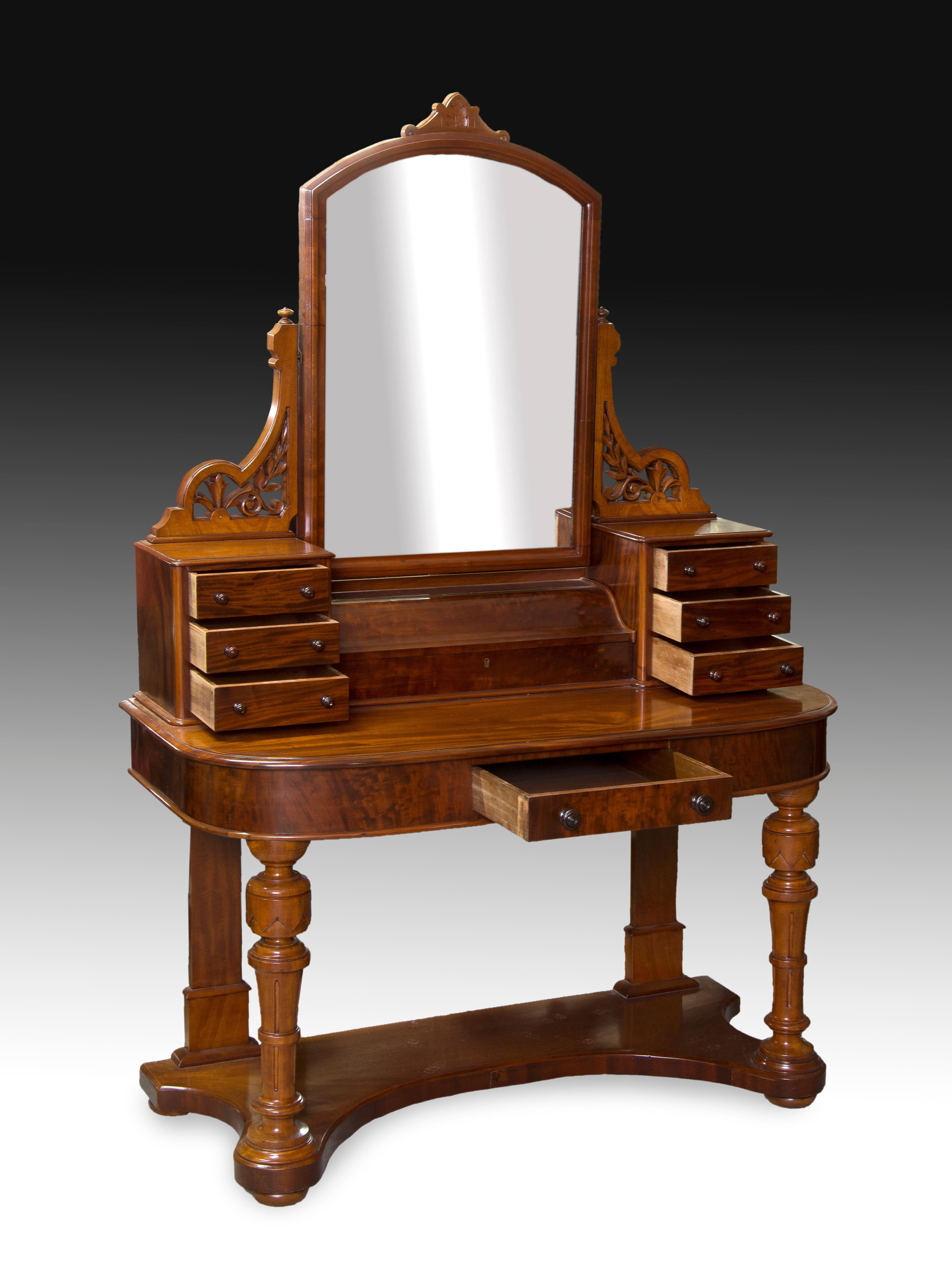 Vanity unit made of mahogany carved wood with the front legs turned as clusters topped by vase-shaped pieces, drawer on the front and a recessed upper body with three drawers on each side and a space closed to the center, under the rectangular
