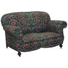 Victorian Drop Arm Club Sofa in William Morris Polsterung Stoff Teil einer Suite