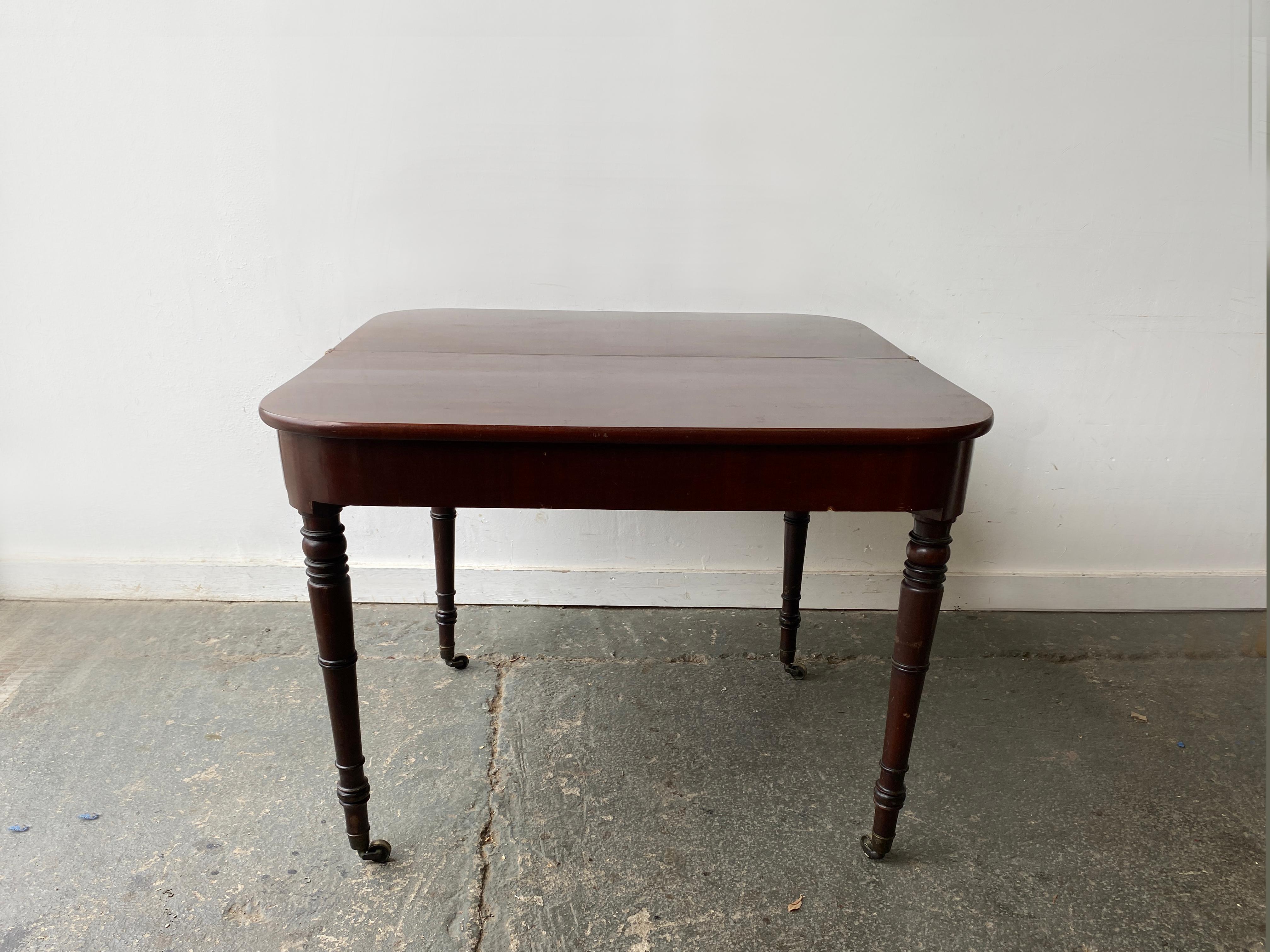 Table de salle à manger à rallonge victorienne en acajou à feuilles tombantes en vente 5