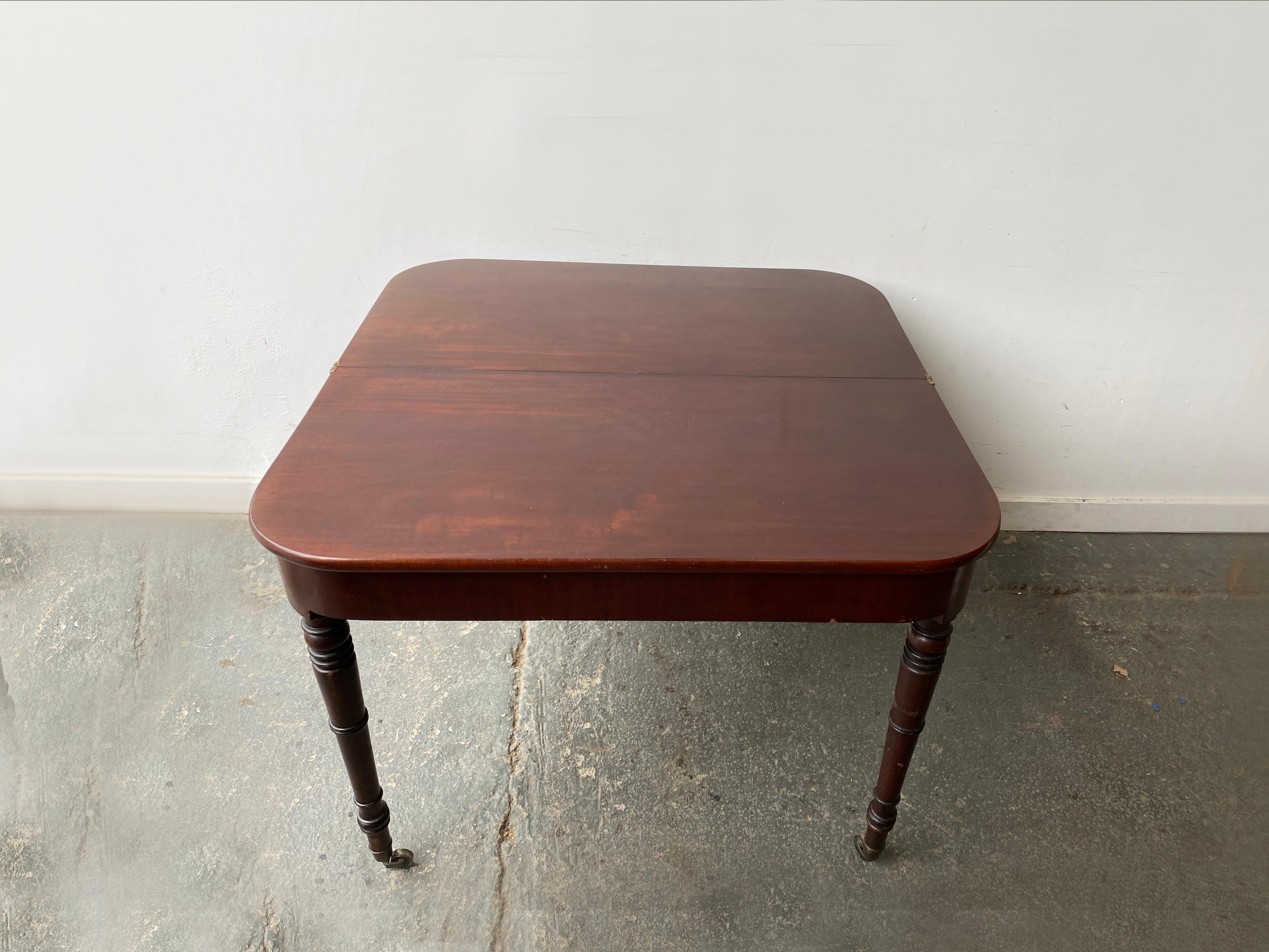 Table de salle à manger à rallonge victorienne en acajou à feuilles tombantes en vente 6