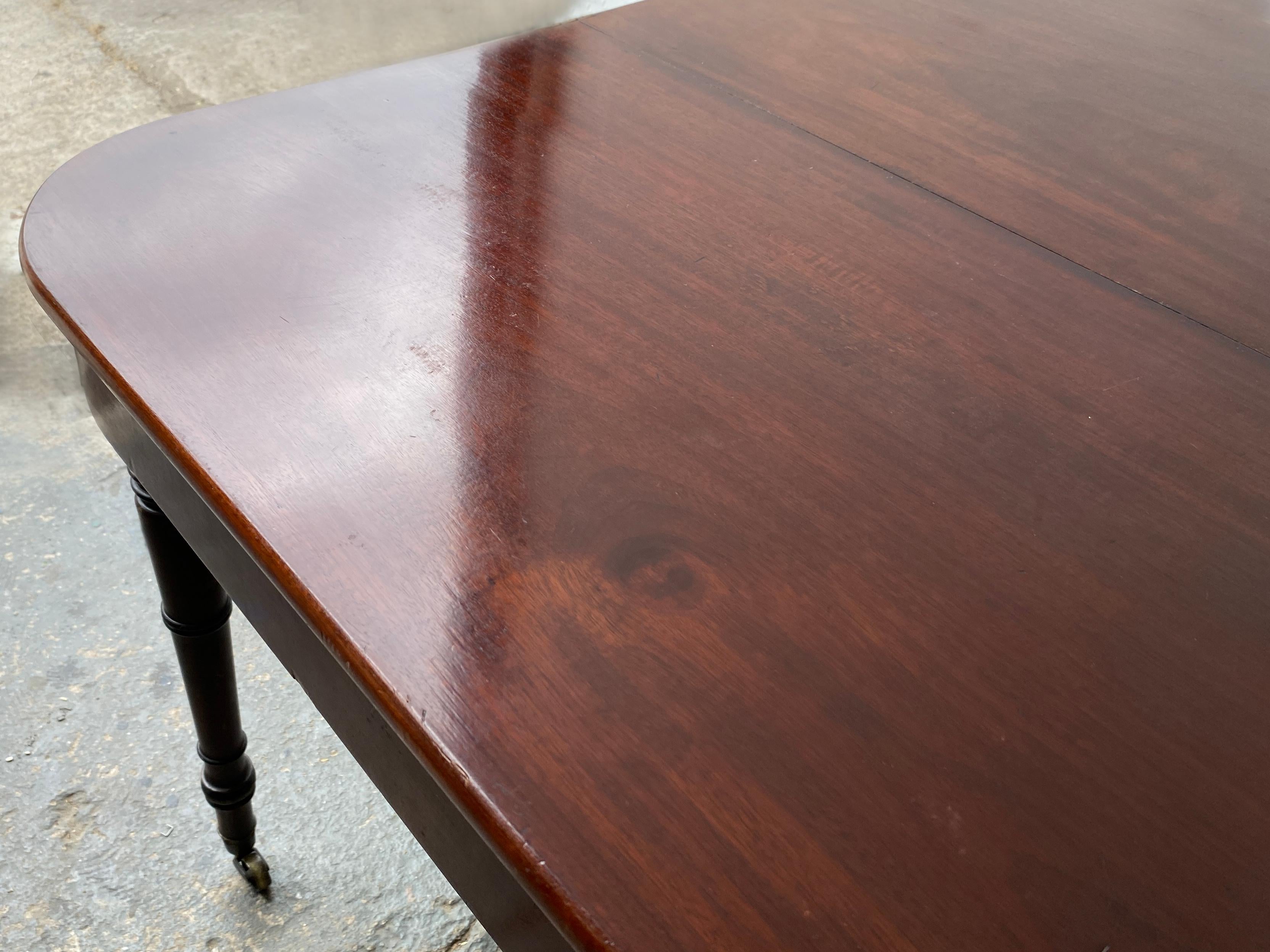 Table de salle à manger à rallonge victorienne en acajou à feuilles tombantes en vente 8
