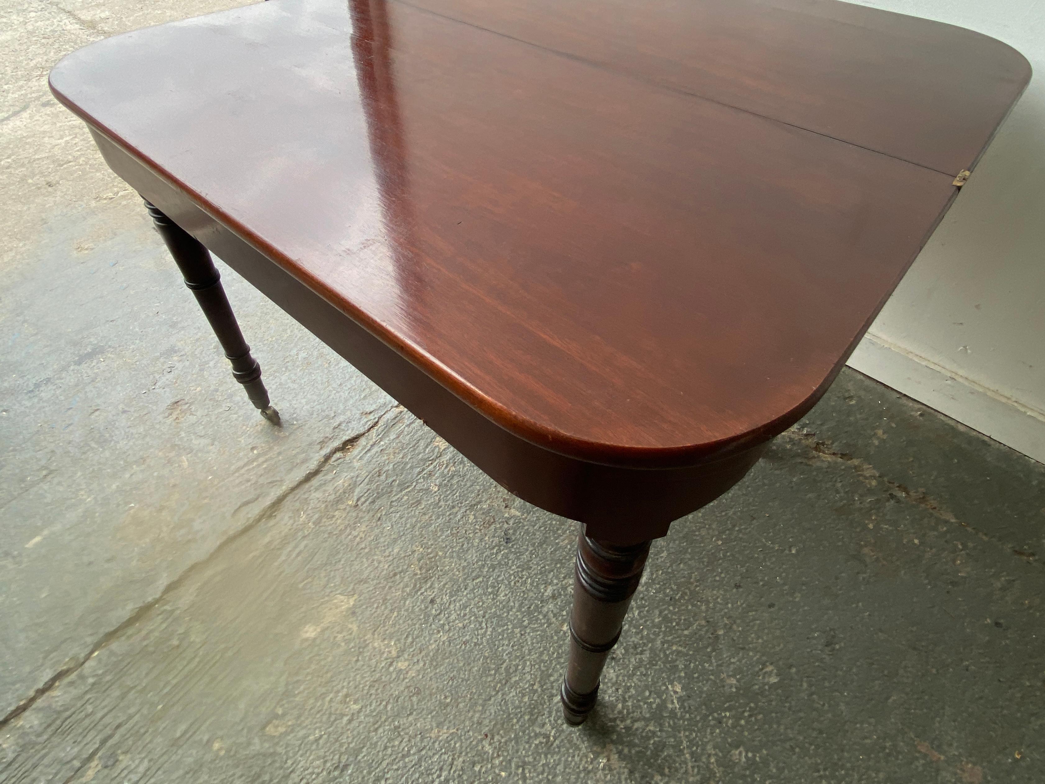 Table de salle à manger à rallonge victorienne en acajou à feuilles tombantes en vente 9