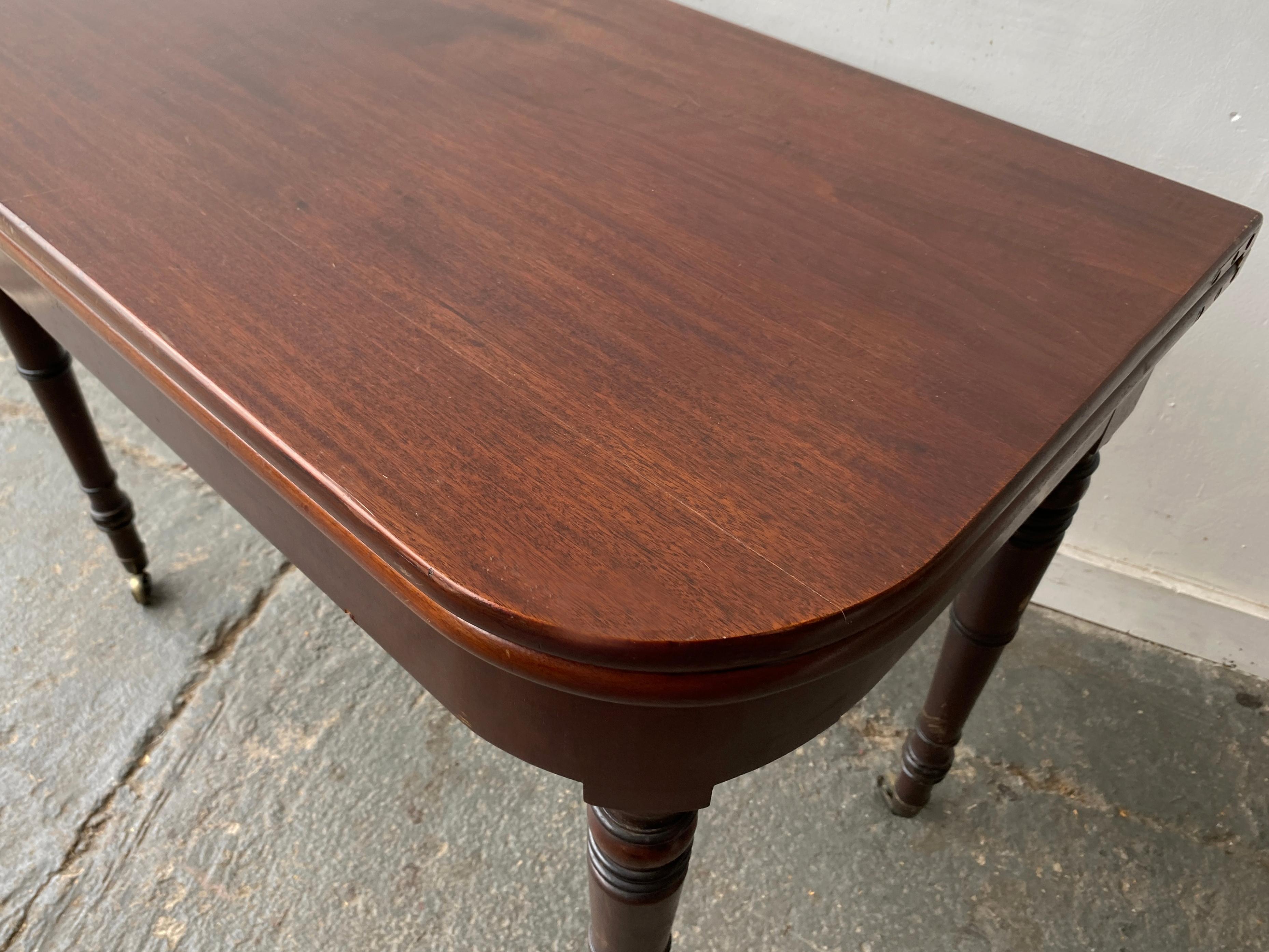 Table de salle à manger à rallonge victorienne en acajou à feuilles tombantes en vente 10