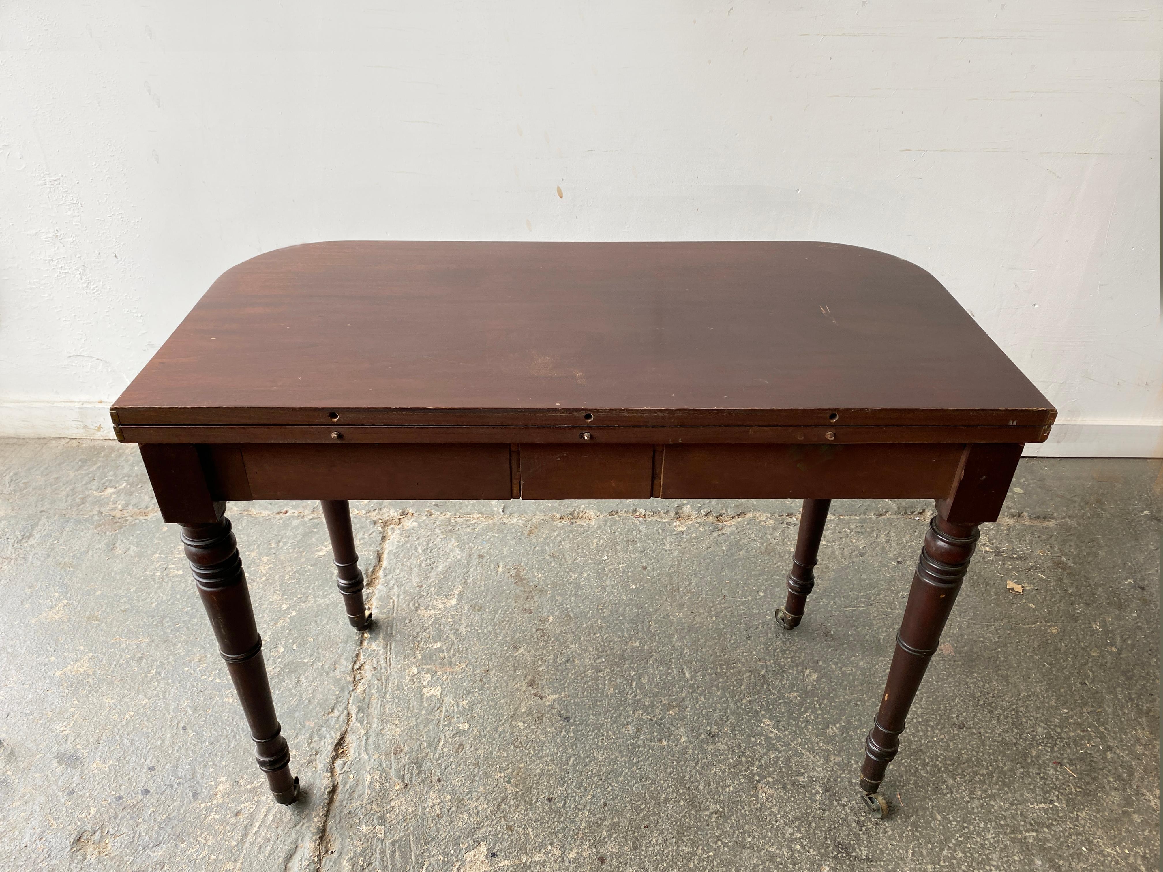 Britannique Table de salle à manger à rallonge victorienne en acajou à feuilles tombantes en vente