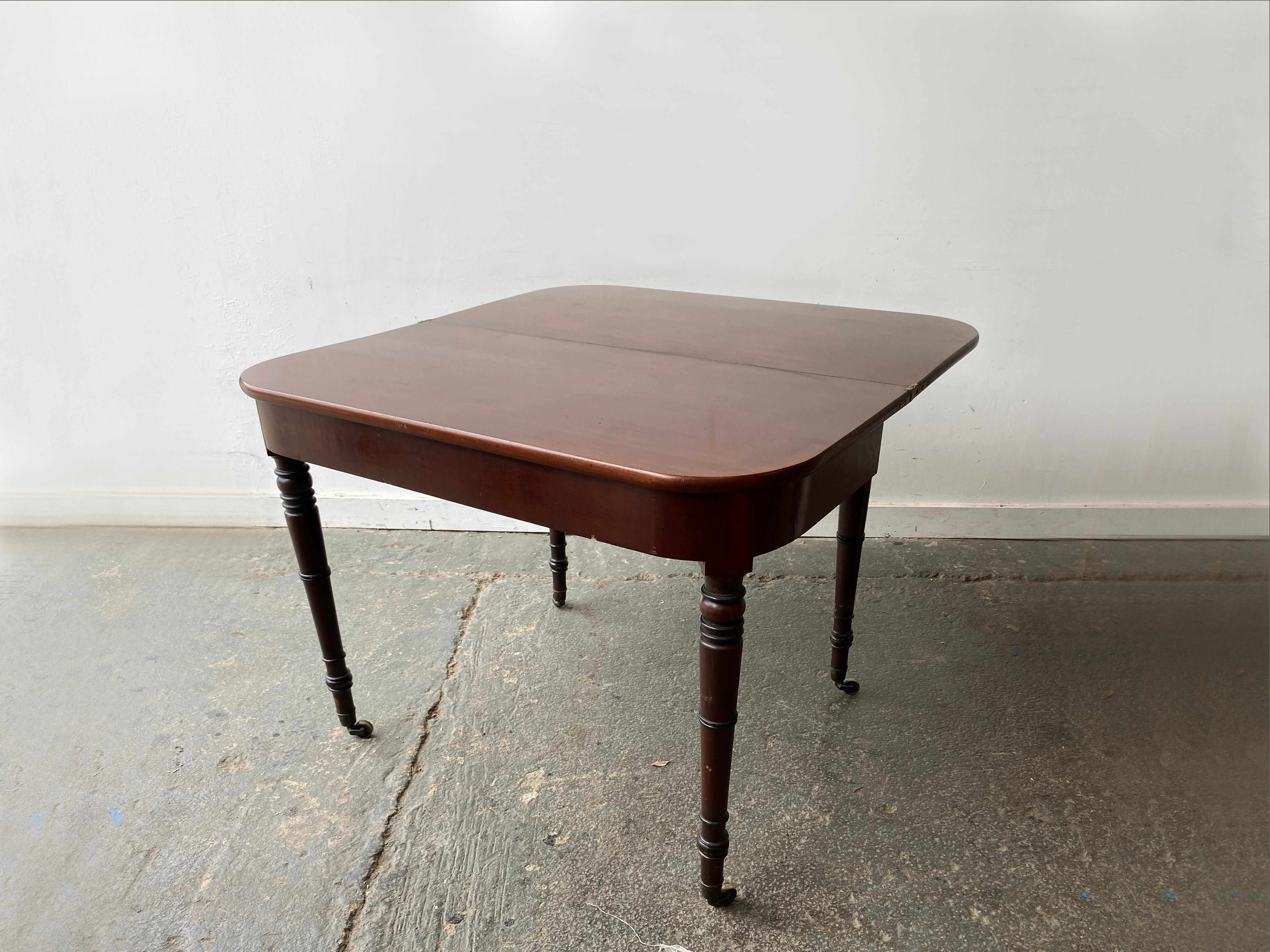 XIXe siècle Table de salle à manger à rallonge victorienne en acajou à feuilles tombantes en vente