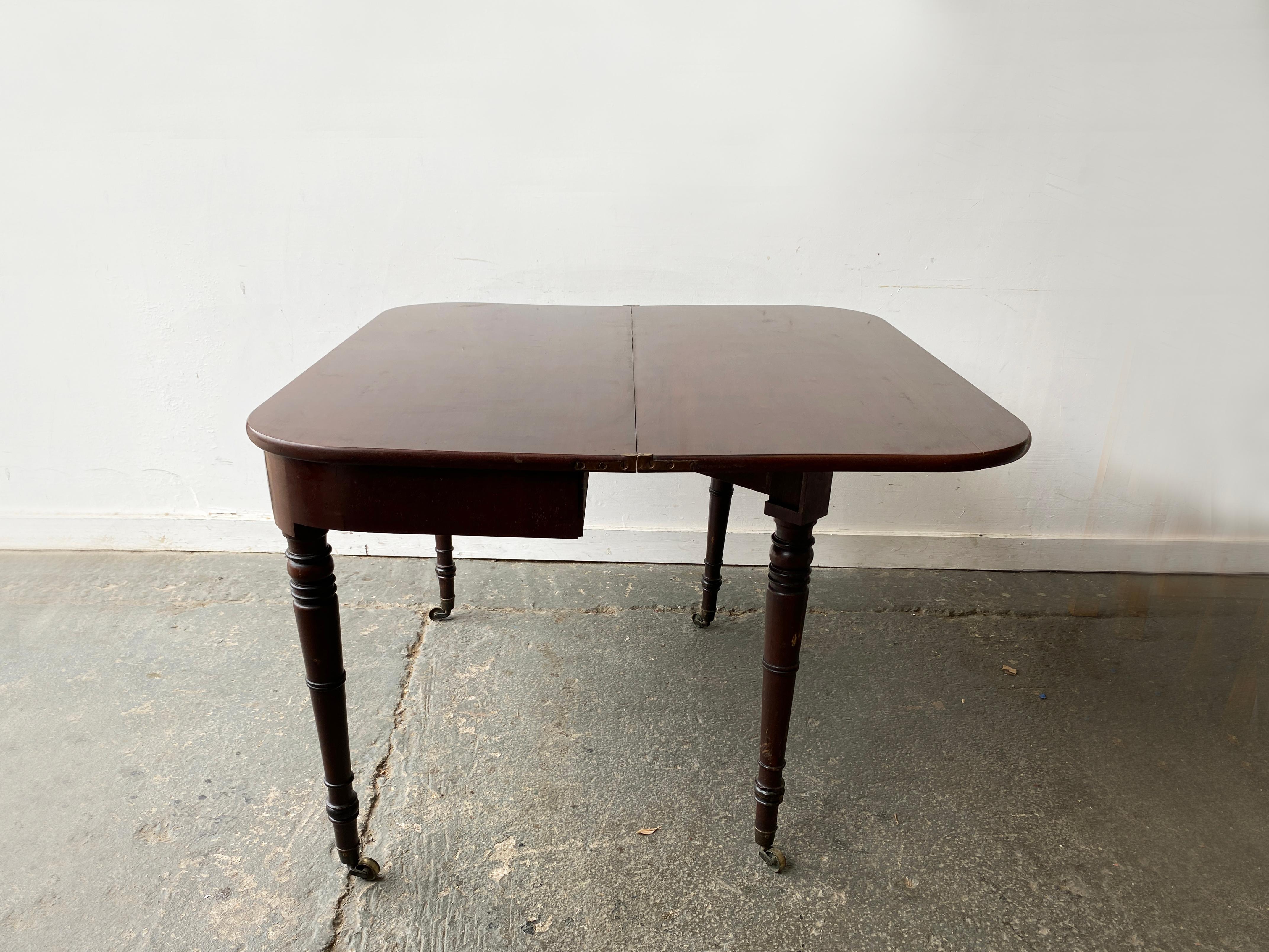 Laiton Table de salle à manger à rallonge victorienne en acajou à feuilles tombantes en vente