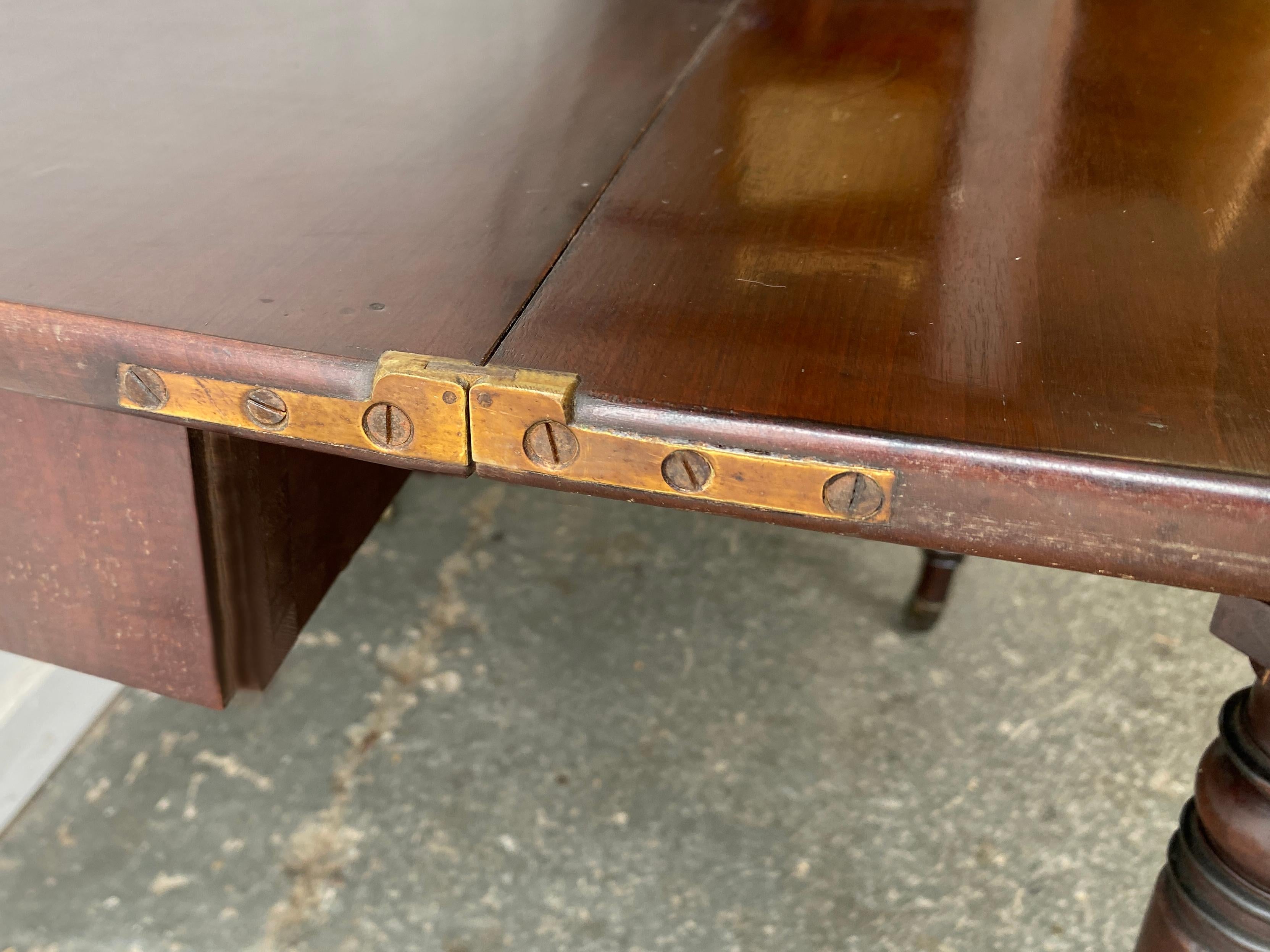 Table de salle à manger à rallonge victorienne en acajou à feuilles tombantes en vente 1