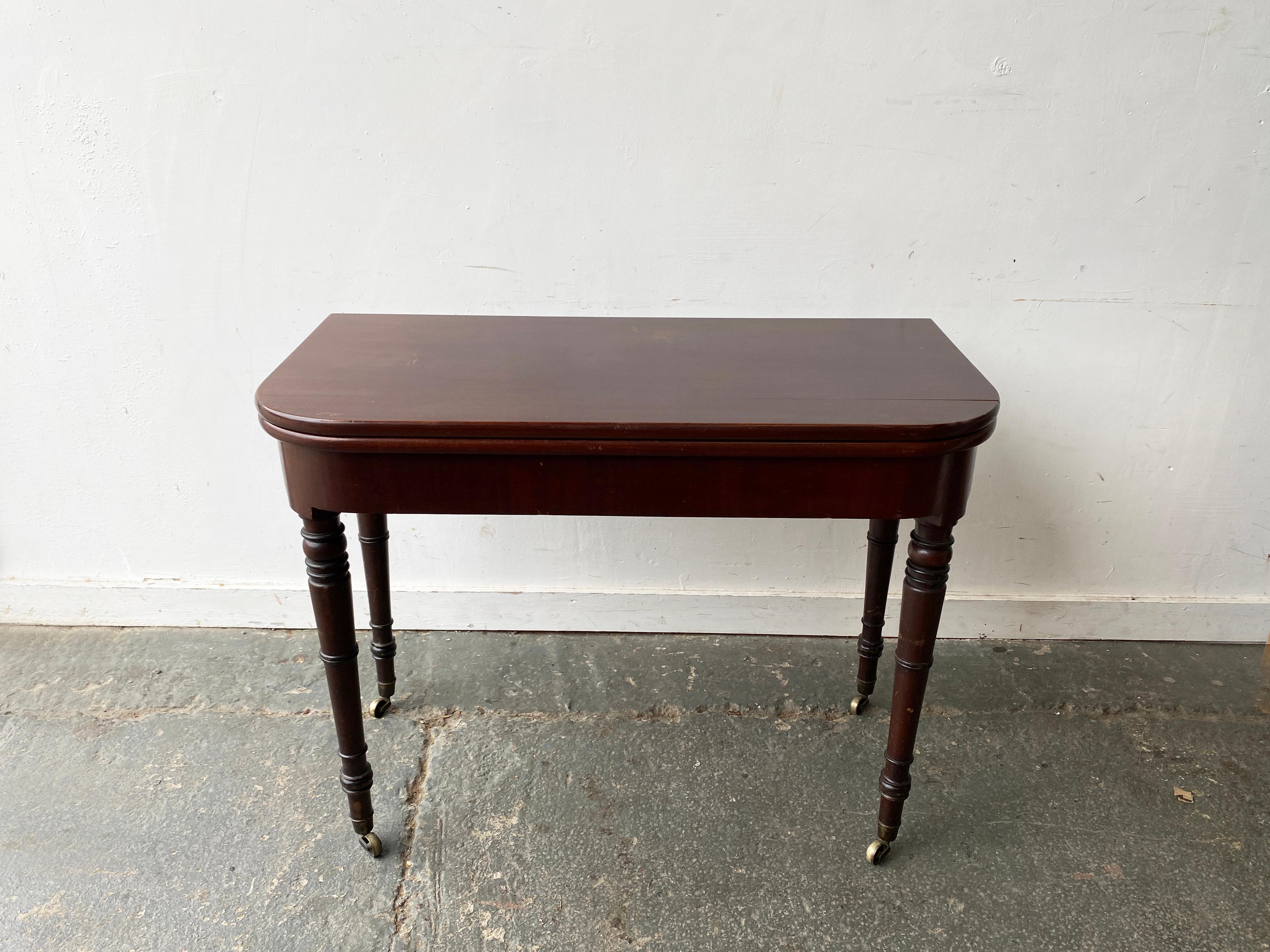 Table de salle à manger à rallonge victorienne en acajou à feuilles tombantes en vente 2