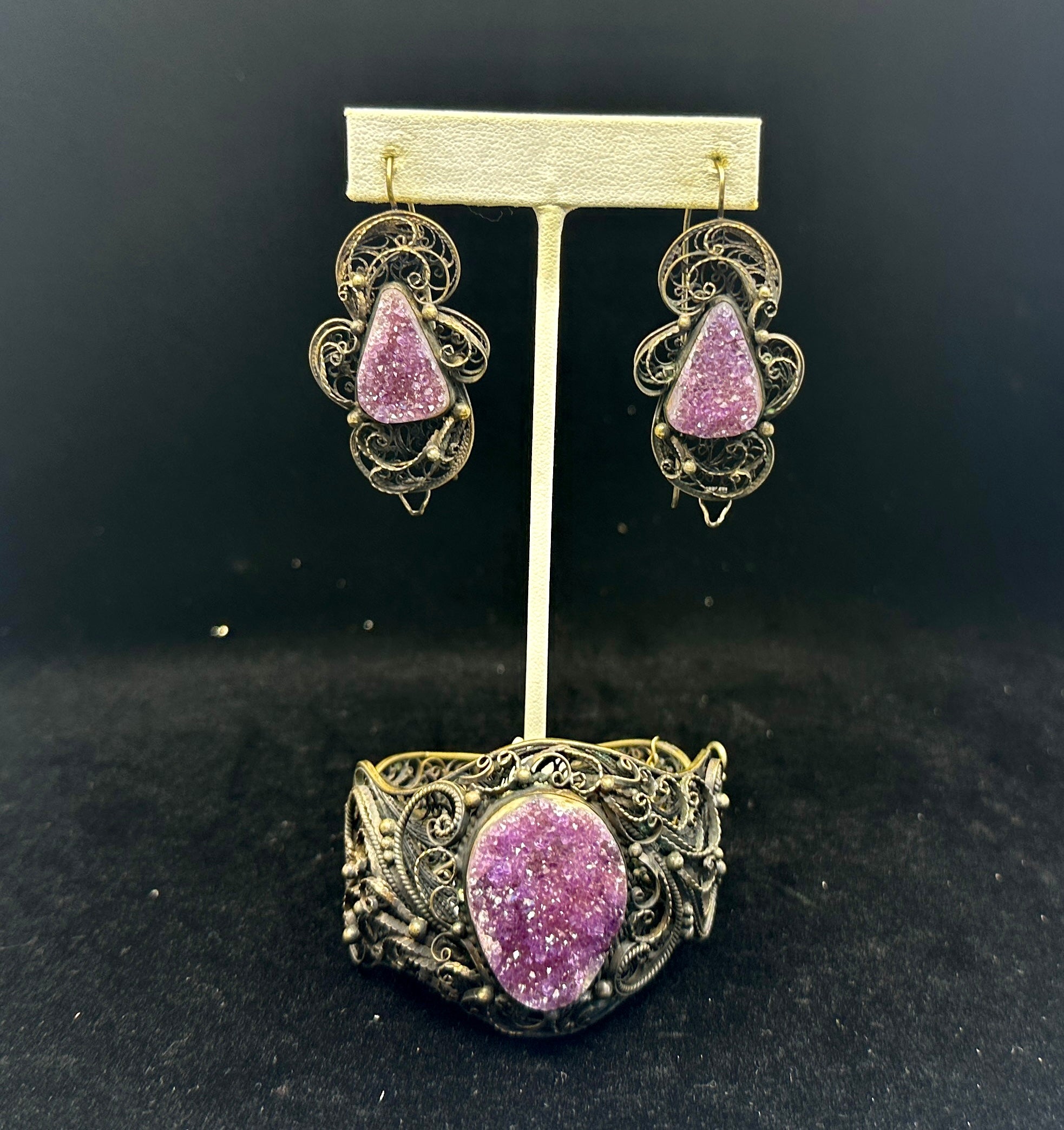 Gönnen Sie sich dieses seltene romantische Set aus antikem, viktorianischem Drusy-Amethyst-Armband und Ohrringen in verschnörkeltem, vergoldetem Silber-Filigran von großer Schönheit. Die Druzy-Amethyst-Ohrringe und das Armband sind Meisterwerke der